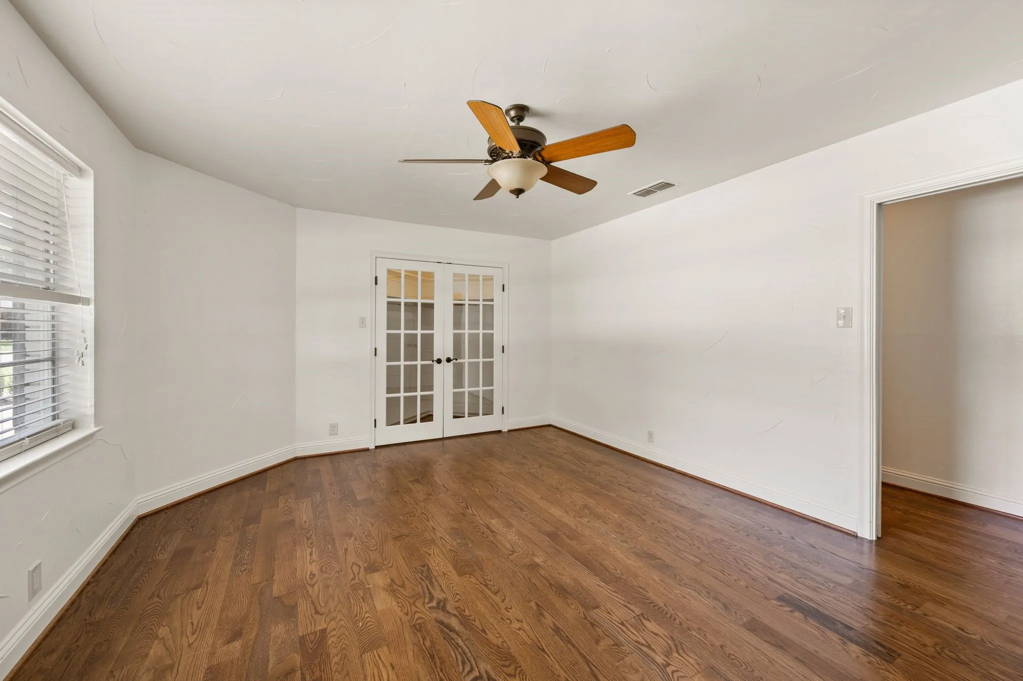 Single Family Residence For Sale in Collin County , 416 Brook Lane, Mc Kinney, Texas 75069, 3 Bedroom, 3 Bathroom, 2 Garage spaces, 3,782 Sqft, built in 1960, mls#21347436, Real Estate Agent in Mc Kinney, Homes For Sale in Collin county, Homes For Sale in Mc Kinney, Realtor in Mc Kinney Texas, Real Estate Brokerage Independent Realty Texas, Luminita Cordes Realtor