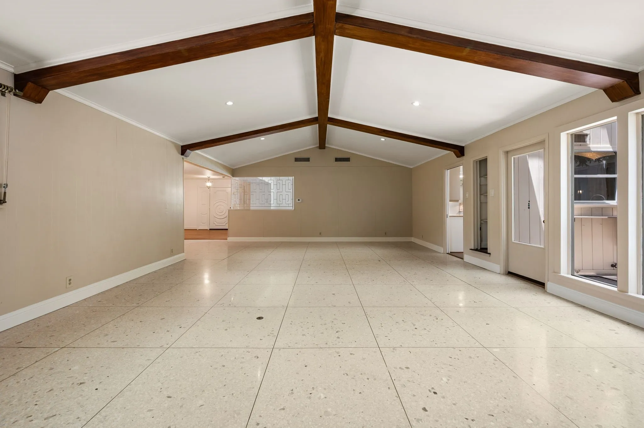 Single Family Residence For Sale in Collin County , 416 Brook Lane, Mc Kinney, Texas 75069, 3 Bedroom, 3 Bathroom, 2 Garage spaces, 3,782 Sqft, built in 1960, mls#21347436, Real Estate Agent in Mc Kinney, Homes For Sale in Collin county, Homes For Sale in Mc Kinney, Realtor in Mc Kinney Texas, Real Estate Brokerage Independent Realty Texas, Luminita Cordes Realtor