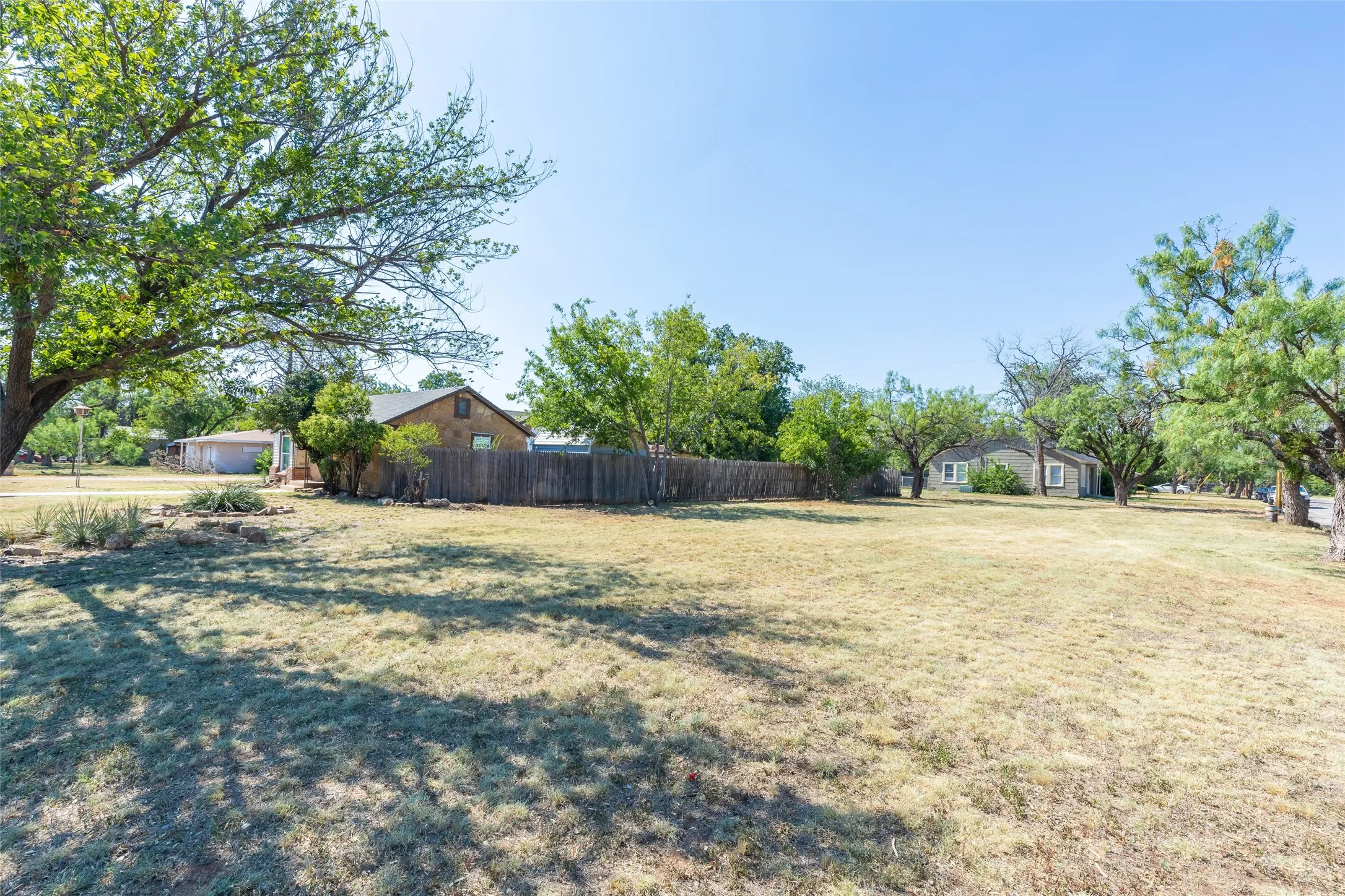 Single Family Residence For Sale in Taylor County , 2610 S 25th Street, Abilene, Texas 79605, 3 Bedroom, 2 Bathroom, 2 Garage spaces, 1,450 Sqft, built in 1941, mls#21356758, Real Estate Agent in Abilene, Homes For Sale in Taylor county, Homes For Sale in Abilene, Realtor in Abilene Texas, Real Estate Brokerage Independent Realty Texas, Luminita Cordes Realtor