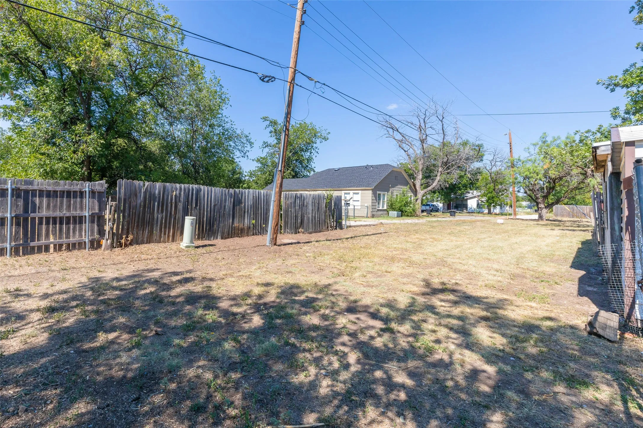 Single Family Residence For Sale in Taylor County , 2610 S 25th Street, Abilene, Texas 79605, 3 Bedroom, 2 Bathroom, 2 Garage spaces, 1,450 Sqft, built in 1941, mls#21356758, Real Estate Agent in Abilene, Homes For Sale in Taylor county, Homes For Sale in Abilene, Realtor in Abilene Texas, Real Estate Brokerage Independent Realty Texas, Luminita Cordes Realtor