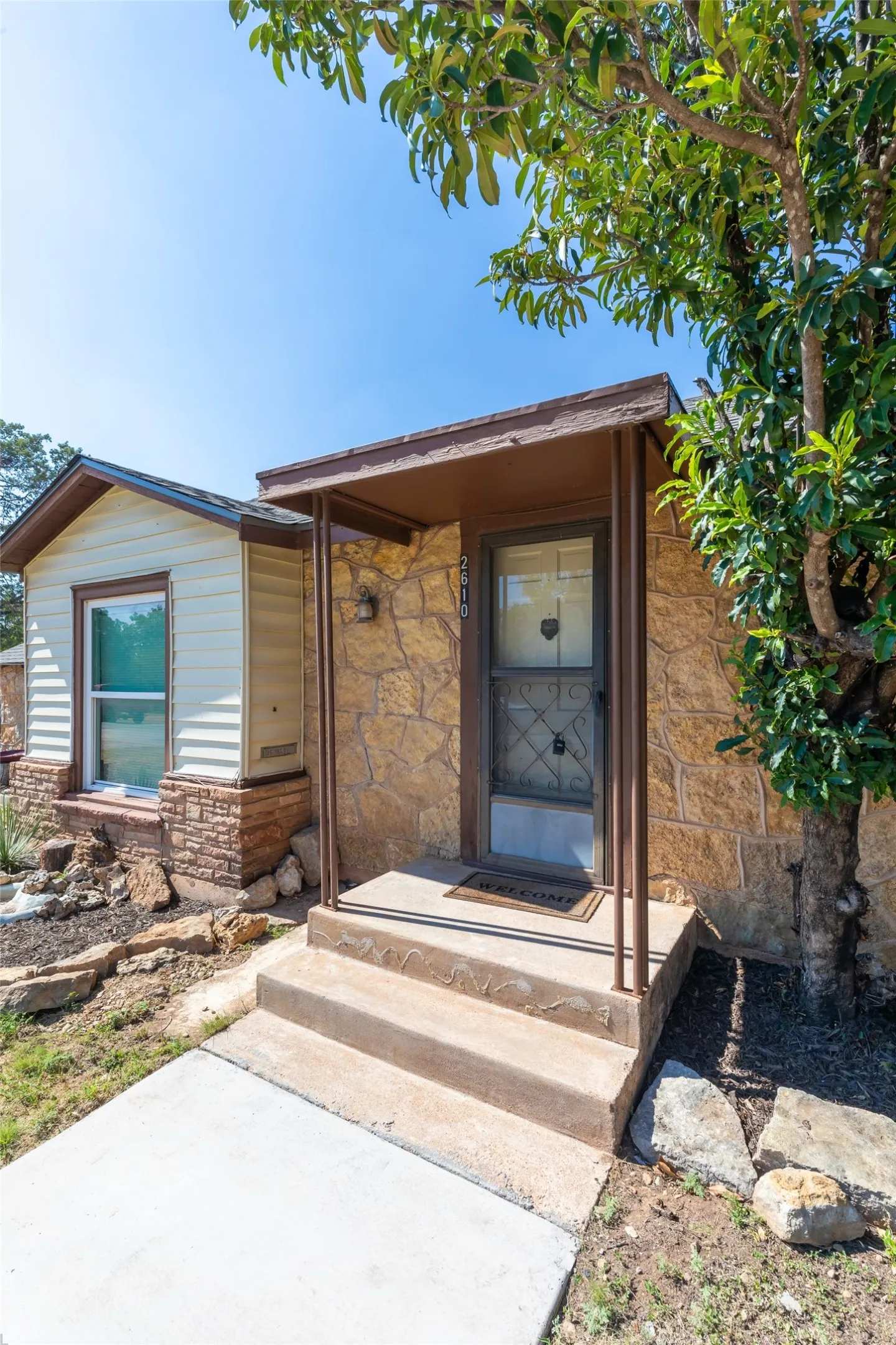 Single Family Residence For Sale in Taylor County , 2610 S 25th Street, Abilene, Texas 79605, 3 Bedroom, 2 Bathroom, 2 Garage spaces, 1,450 Sqft, built in 1941, mls#21356758, Real Estate Agent in Abilene, Homes For Sale in Taylor county, Homes For Sale in Abilene, Realtor in Abilene Texas, Real Estate Brokerage Independent Realty Texas, Luminita Cordes Realtor
