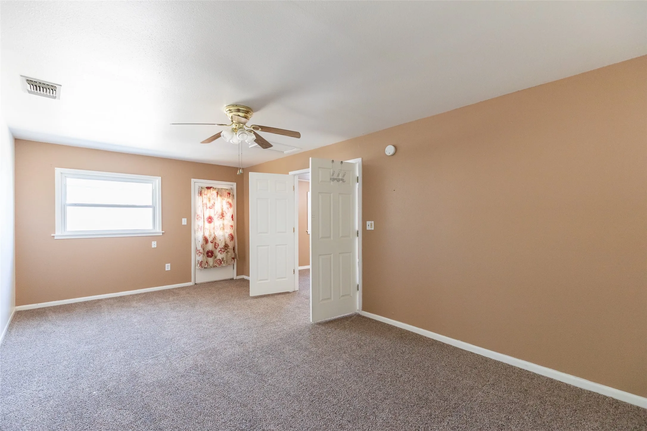 Single Family Residence For Sale in Taylor County , 2610 S 25th Street, Abilene, Texas 79605, 3 Bedroom, 2 Bathroom, 2 Garage spaces, 1,450 Sqft, built in 1941, mls#21356758, Real Estate Agent in Abilene, Homes For Sale in Taylor county, Homes For Sale in Abilene, Realtor in Abilene Texas, Real Estate Brokerage Independent Realty Texas, Luminita Cordes Realtor
