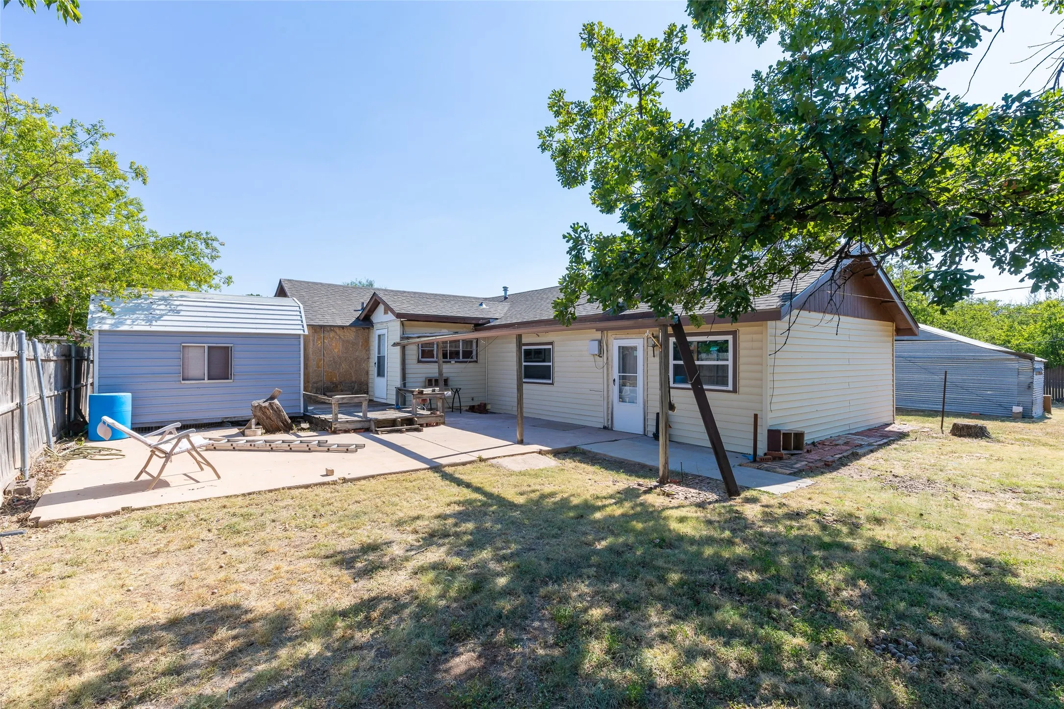 Single Family Residence For Sale in Taylor County , 2610 S 25th Street, Abilene, Texas 79605, 3 Bedroom, 2 Bathroom, 2 Garage spaces, 1,450 Sqft, built in 1941, mls#21356758, Real Estate Agent in Abilene, Homes For Sale in Taylor county, Homes For Sale in Abilene, Realtor in Abilene Texas, Real Estate Brokerage Independent Realty Texas, Luminita Cordes Realtor
