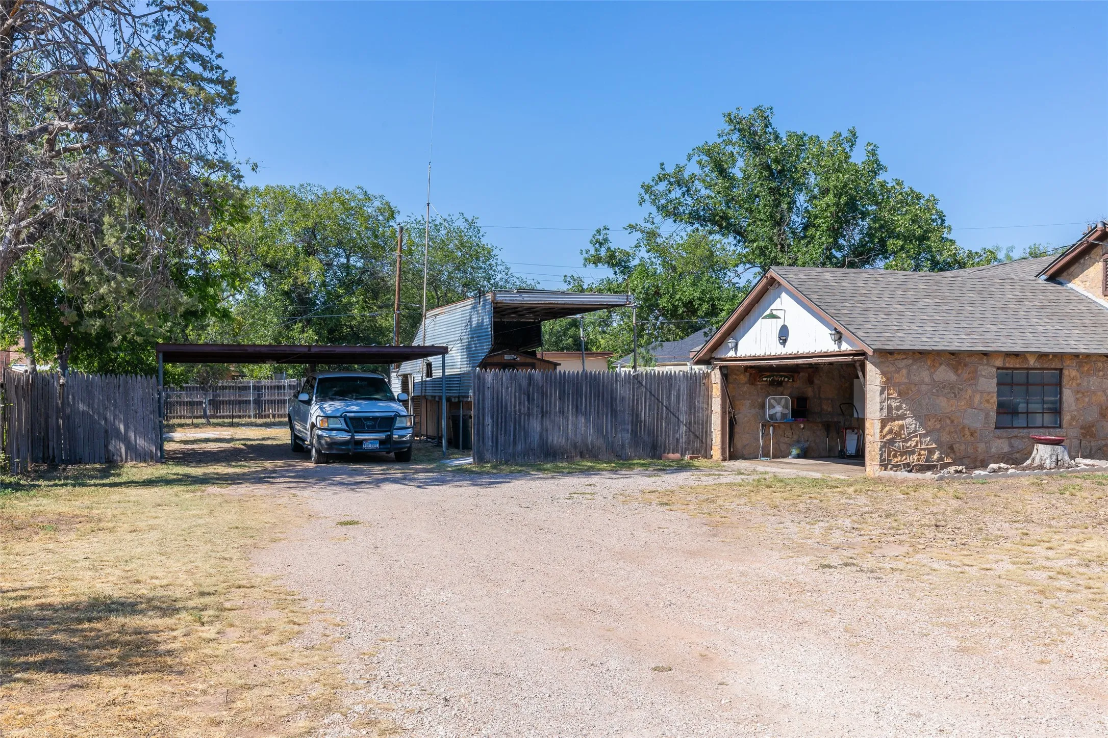 Single Family Residence For Sale in Taylor County , 2610 S 25th Street, Abilene, Texas 79605, 3 Bedroom, 2 Bathroom, 2 Garage spaces, 1,450 Sqft, built in 1941, mls#21356758, Real Estate Agent in Abilene, Homes For Sale in Taylor county, Homes For Sale in Abilene, Realtor in Abilene Texas, Real Estate Brokerage Independent Realty Texas, Luminita Cordes Realtor