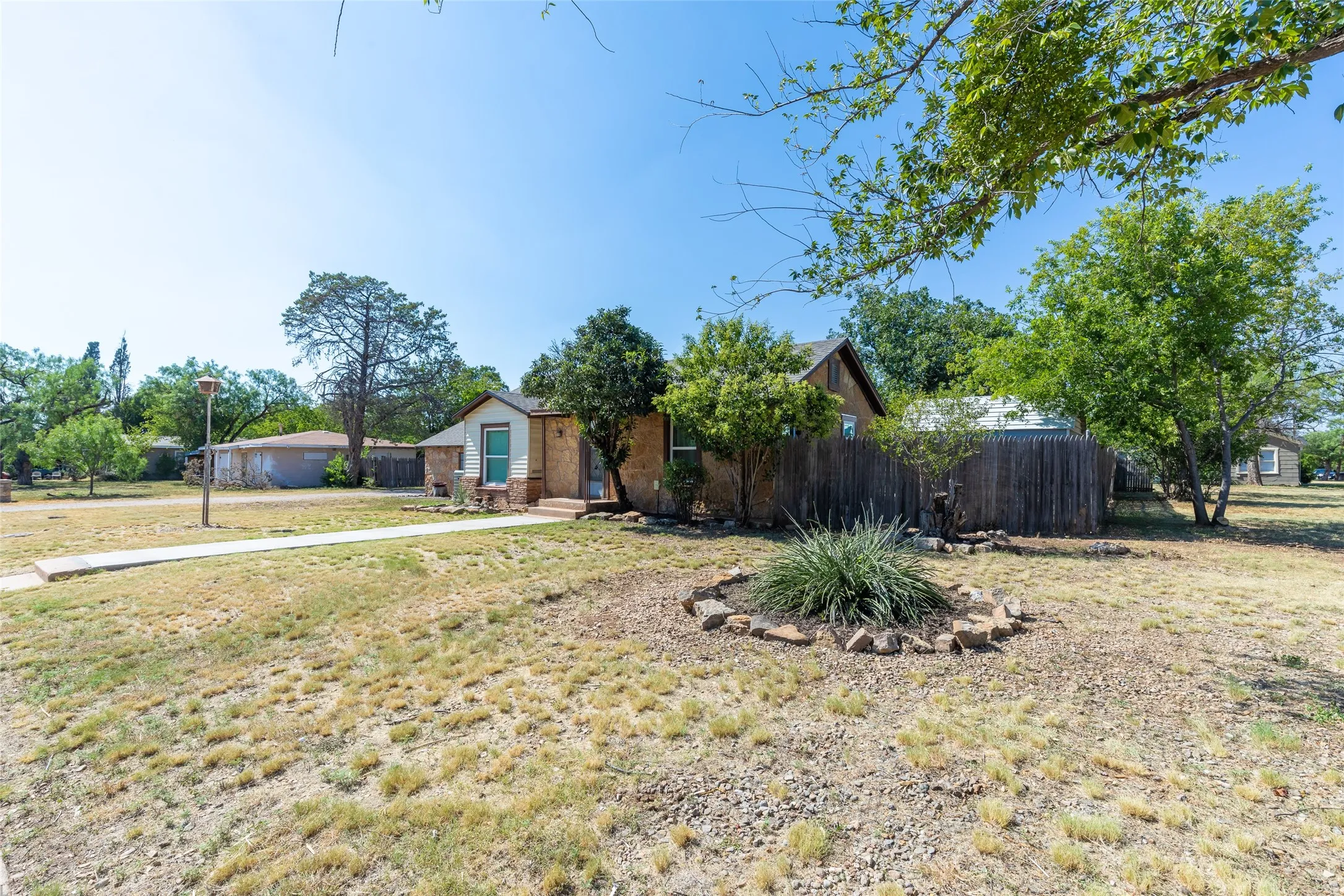 Single Family Residence For Sale in Taylor County , 2610 S 25th Street, Abilene, Texas 79605, 3 Bedroom, 2 Bathroom, 2 Garage spaces, 1,450 Sqft, built in 1941, mls#21356758, Real Estate Agent in Abilene, Homes For Sale in Taylor county, Homes For Sale in Abilene, Realtor in Abilene Texas, Real Estate Brokerage Independent Realty Texas, Luminita Cordes Realtor