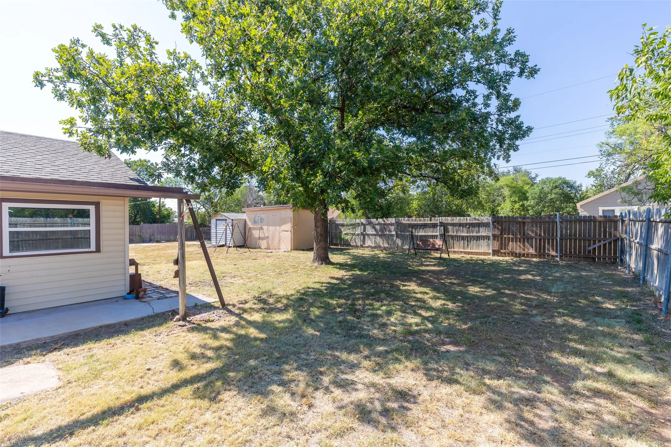 Single Family Residence For Sale in Taylor County , 2610 S 25th Street, Abilene, Texas 79605, 3 Bedroom, 2 Bathroom, 2 Garage spaces, 1,450 Sqft, built in 1941, mls#21356758, Real Estate Agent in Abilene, Homes For Sale in Taylor county, Homes For Sale in Abilene, Realtor in Abilene Texas, Real Estate Brokerage Independent Realty Texas, Luminita Cordes Realtor