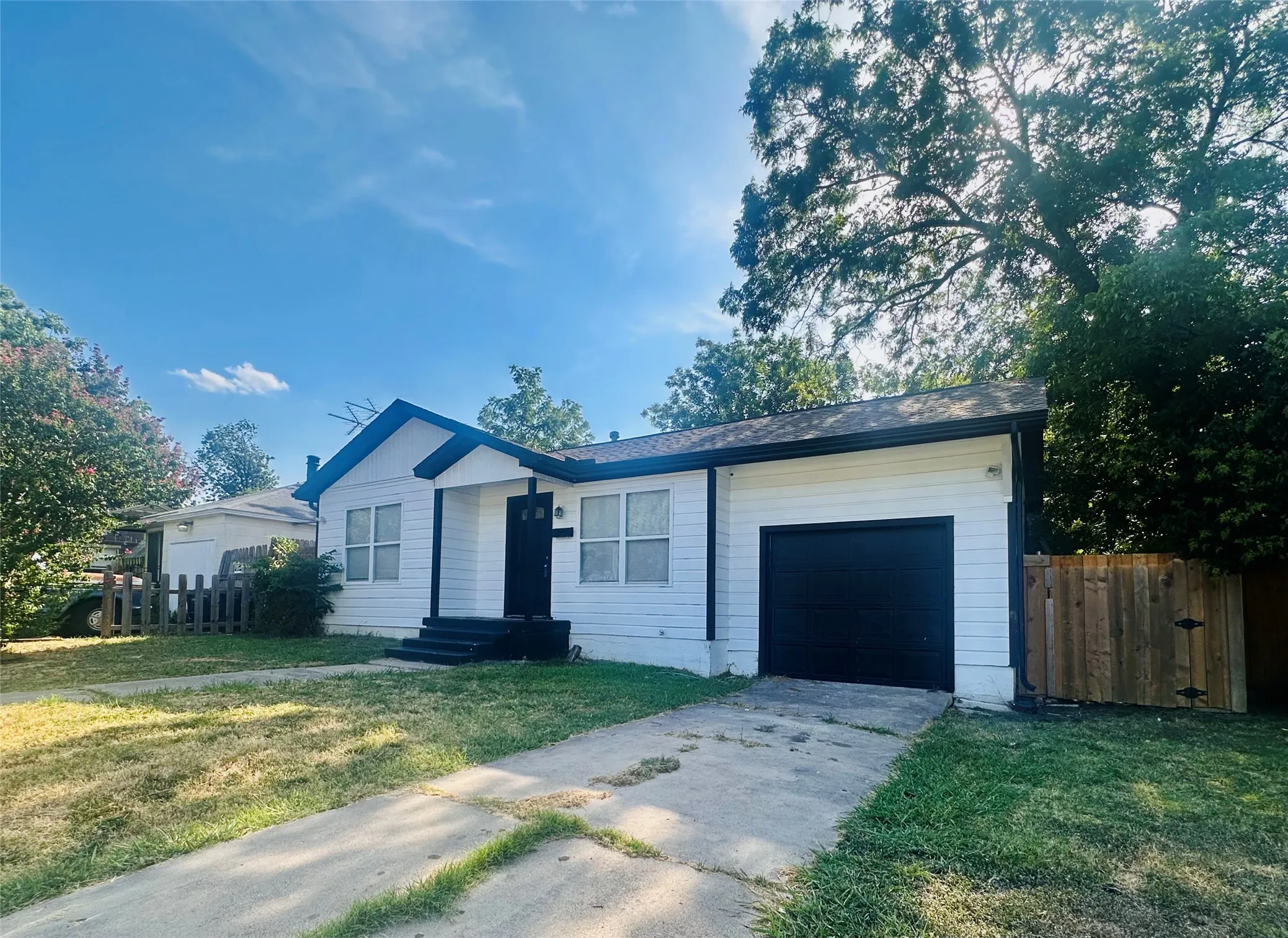Single Family Residence For Sale in Tarrant County , 4404 Harwen Terrace, Fort Worth, Texas 76133, 3 Bedroom, 2 Bathroom, 1 Garage spaces, 964 Sqft, built in 1950, mls#21358868, Real Estate Agent in Fort Worth, Homes For Sale in Tarrant county, Homes For Sale in Fort Worth, Realtor in Fort Worth Texas, Real Estate Brokerage Independent Realty Texas, Luminita Cordes Realtor