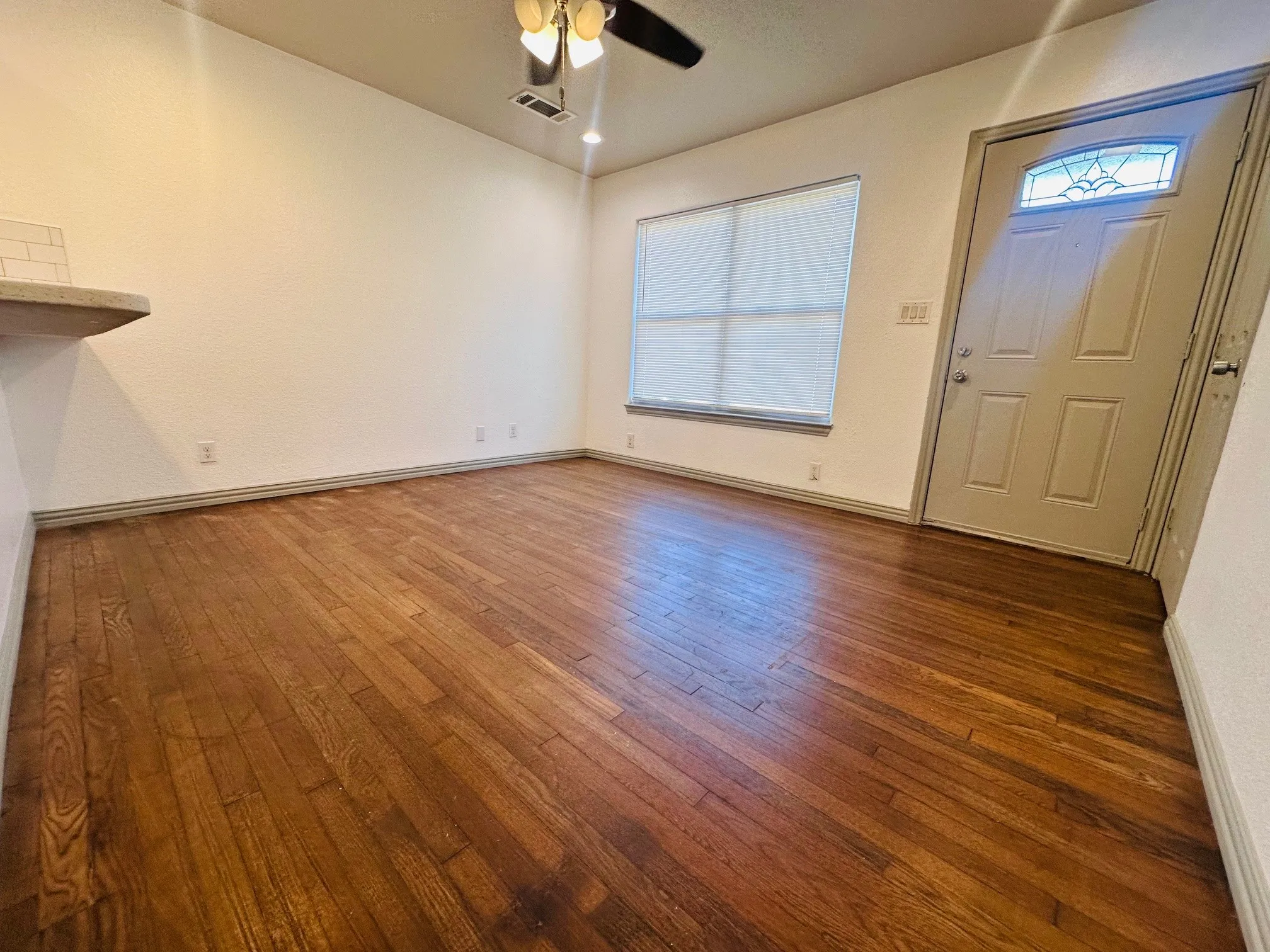Single Family Residence For Sale in Tarrant County , 4404 Harwen Terrace, Fort Worth, Texas 76133, 3 Bedroom, 2 Bathroom, 1 Garage spaces, 964 Sqft, built in 1950, mls#21358868, Real Estate Agent in Fort Worth, Homes For Sale in Tarrant county, Homes For Sale in Fort Worth, Realtor in Fort Worth Texas, Real Estate Brokerage Independent Realty Texas, Luminita Cordes Realtor