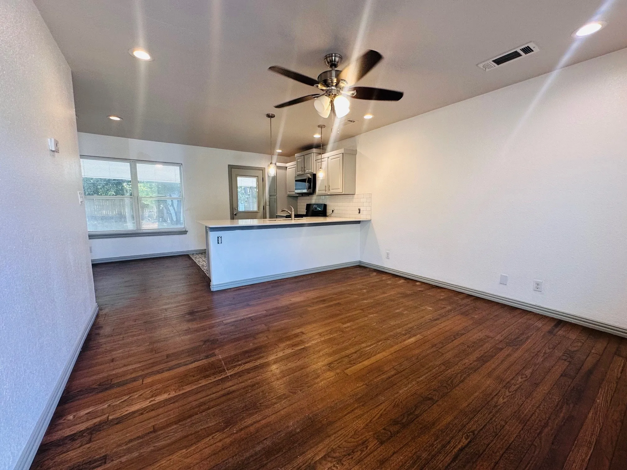 Single Family Residence For Sale in Tarrant County , 4404 Harwen Terrace, Fort Worth, Texas 76133, 3 Bedroom, 2 Bathroom, 1 Garage spaces, 964 Sqft, built in 1950, mls#21358868, Real Estate Agent in Fort Worth, Homes For Sale in Tarrant county, Homes For Sale in Fort Worth, Realtor in Fort Worth Texas, Real Estate Brokerage Independent Realty Texas, Luminita Cordes Realtor