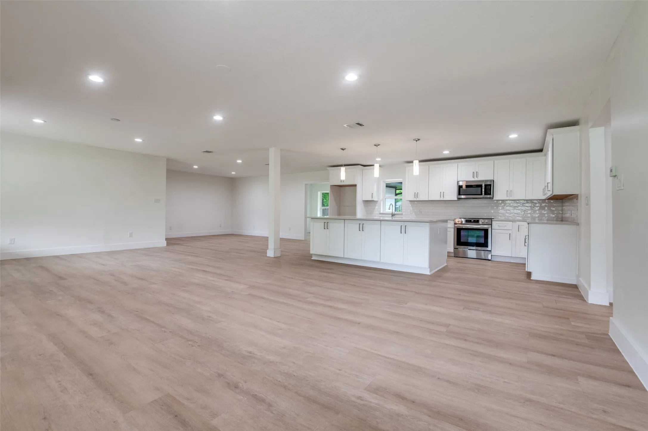 Single Family Residence For Rent in Ellis County , 515 John Arden Drive, Waxahachie, Texas 75165, 4 Bedroom, 2 Bathroom, Garage spaces, 2,501 Sqft, built in 1964, mls#21358869, Real Estate Agent in Waxahachie, Homes For Rent in Ellis county, Homes For Rent in Waxahachie, Realtor in Waxahachie Texas, Real Estate Brokerage Independent Realty Texas, Luminita Cordes Realtor