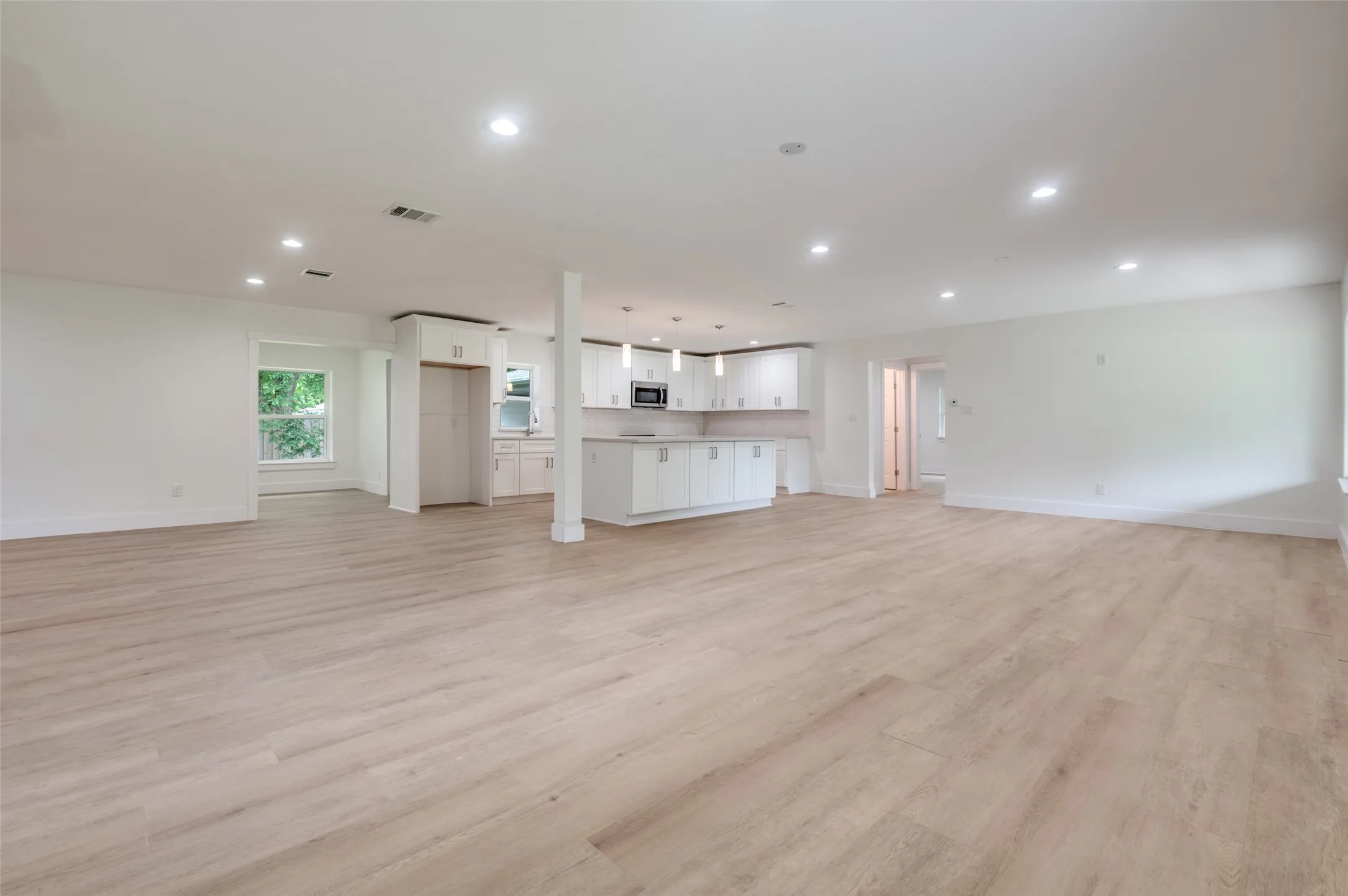 Single Family Residence For Rent in Ellis County , 515 John Arden Drive, Waxahachie, Texas 75165, 4 Bedroom, 2 Bathroom, Garage spaces, 2,501 Sqft, built in 1964, mls#21358869, Real Estate Agent in Waxahachie, Homes For Rent in Ellis county, Homes For Rent in Waxahachie, Realtor in Waxahachie Texas, Real Estate Brokerage Independent Realty Texas, Luminita Cordes Realtor