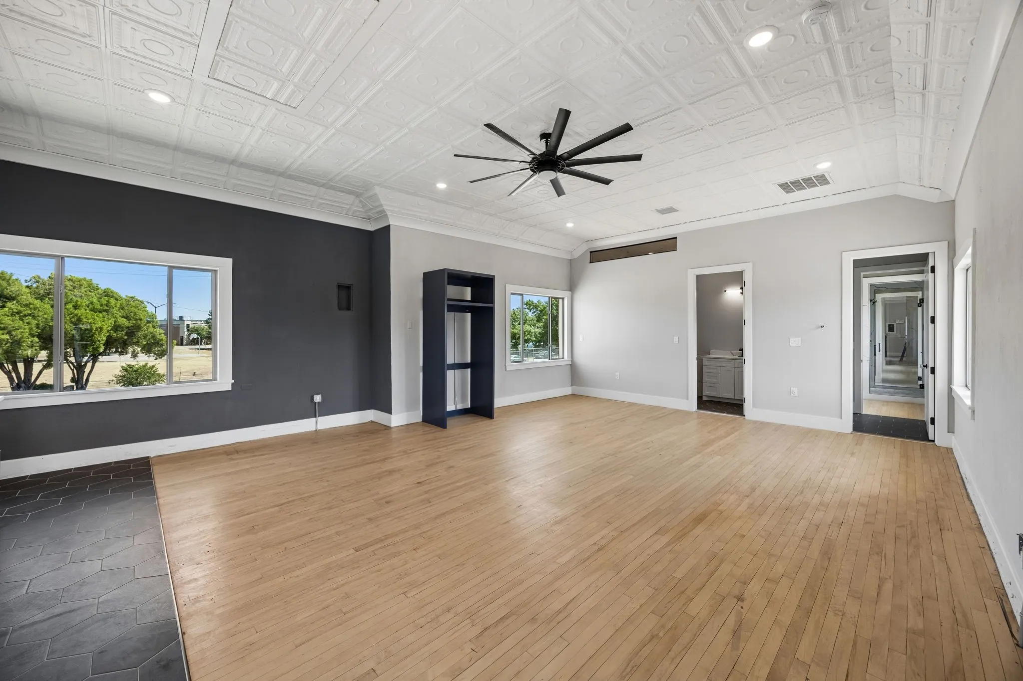 Single Family Residence For Sale in Tarrant County , 1200 E Maddox Avenue, Fort Worth, Texas 76104, 6 Bedroom, 8 Bathroom, 4 Garage spaces, 8,851 Sqft, built in 1930, mls#21358675, Real Estate Agent in Fort Worth, Homes For Sale in Tarrant county, Homes For Sale in Fort Worth, Realtor in Fort Worth Texas, Real Estate Brokerage Independent Realty Texas, Luminita Cordes Realtor