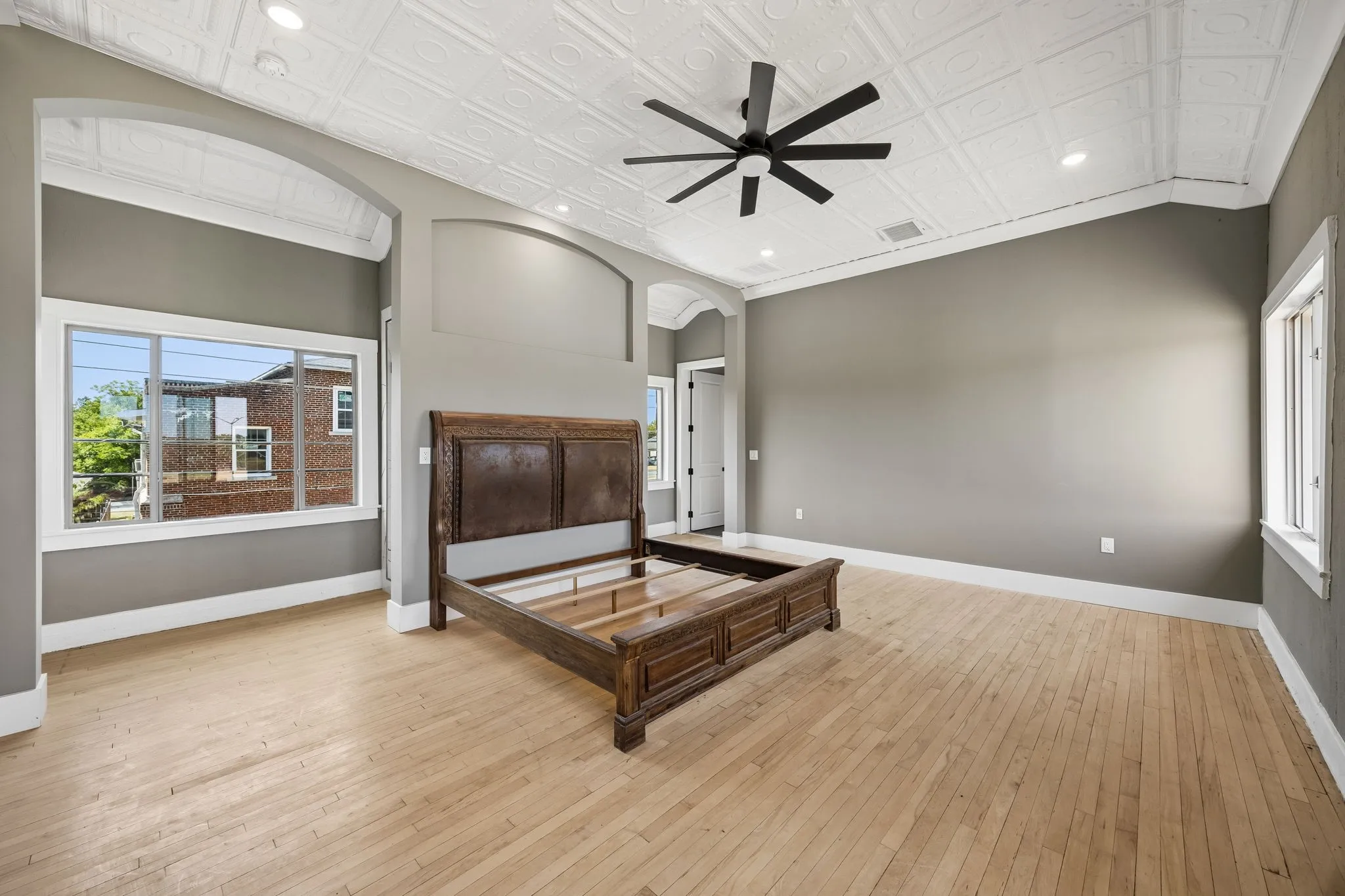 Single Family Residence For Sale in Tarrant County , 1200 E Maddox Avenue, Fort Worth, Texas 76104, 6 Bedroom, 8 Bathroom, 4 Garage spaces, 8,851 Sqft, built in 1930, mls#21358675, Real Estate Agent in Fort Worth, Homes For Sale in Tarrant county, Homes For Sale in Fort Worth, Realtor in Fort Worth Texas, Real Estate Brokerage Independent Realty Texas, Luminita Cordes Realtor