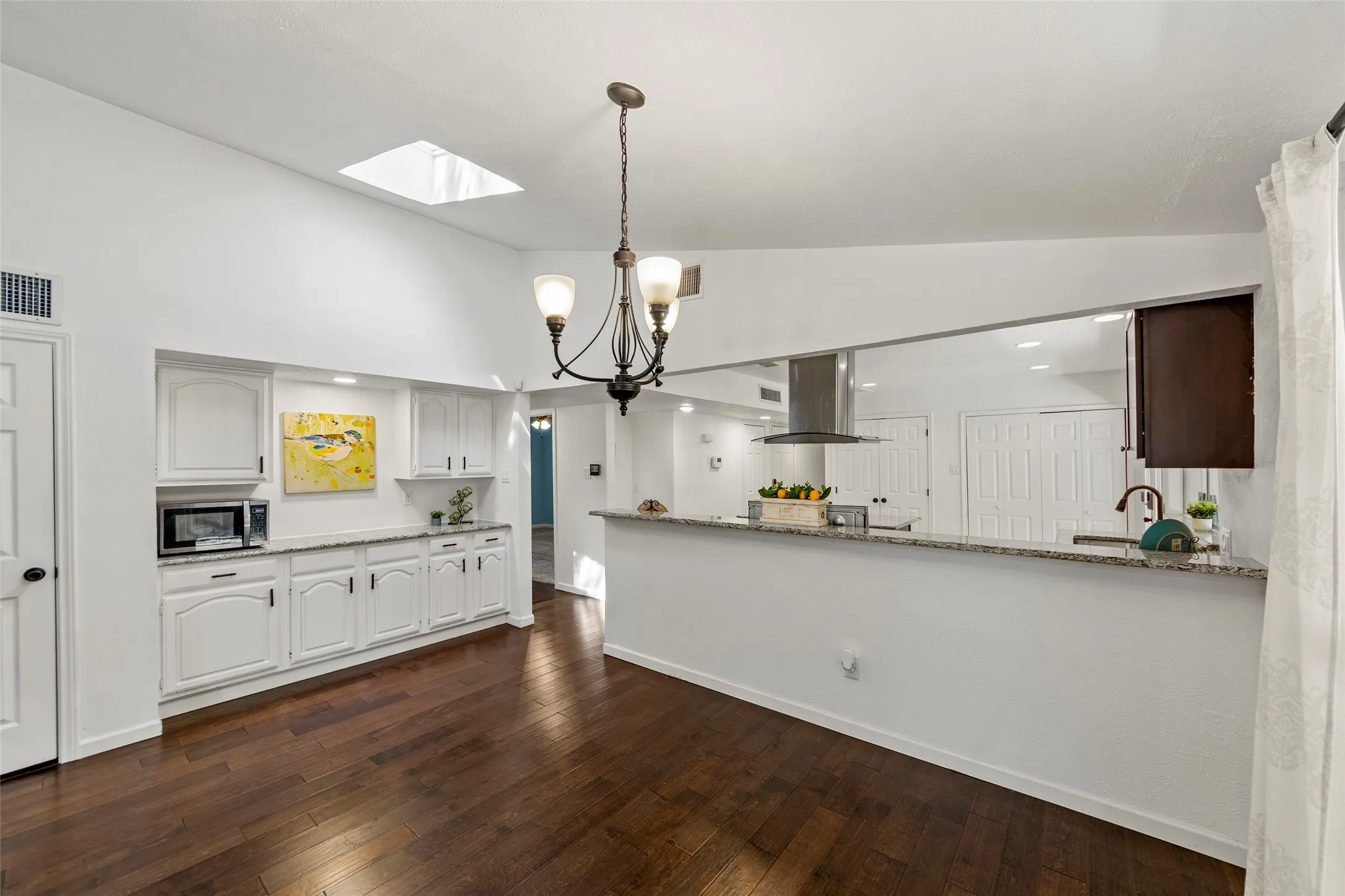 Single Family Residence For Sale in Denton County , 2017 Jennifer Court, Carrollton, Texas 75007, 3 Bedroom, 2 Bathroom, 2 Garage spaces, 1,821 Sqft, built in 1974, mls#21346866, Real Estate Agent in Carrollton, Homes For Sale in Denton county, Homes For Sale in Carrollton, Realtor in Carrollton Texas, Real Estate Brokerage Independent Realty Texas, Luminita Cordes Realtor