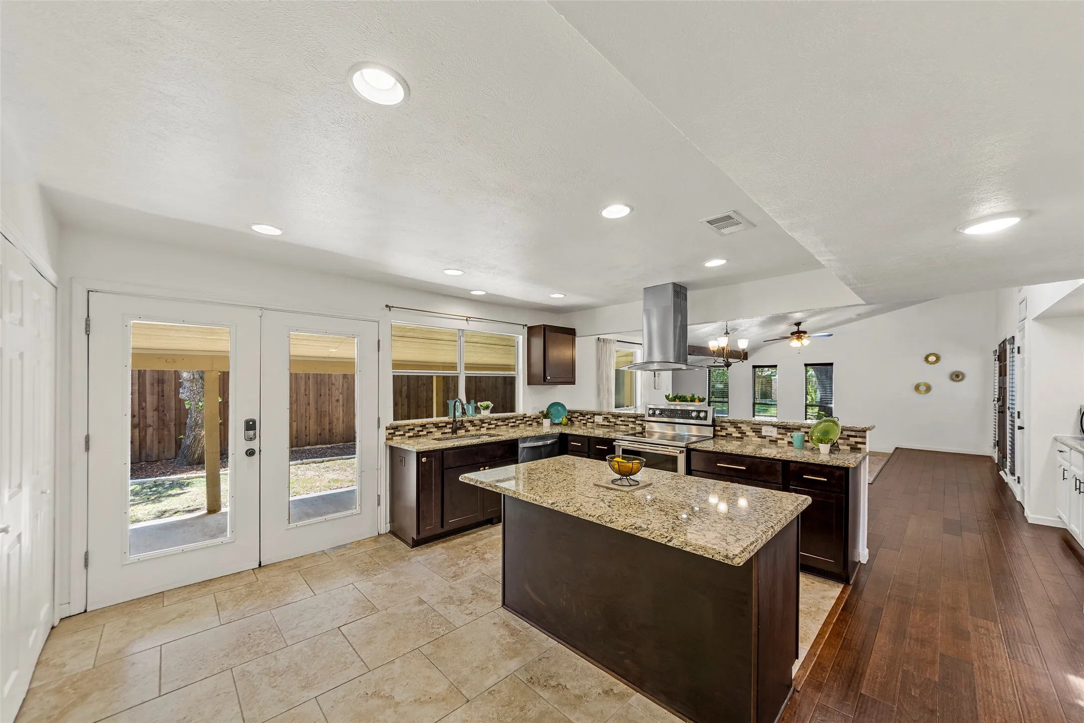Single Family Residence For Sale in Denton County , 2017 Jennifer Court, Carrollton, Texas 75007, 3 Bedroom, 2 Bathroom, 2 Garage spaces, 1,821 Sqft, built in 1974, mls#21346866, Real Estate Agent in Carrollton, Homes For Sale in Denton county, Homes For Sale in Carrollton, Realtor in Carrollton Texas, Real Estate Brokerage Independent Realty Texas, Luminita Cordes Realtor