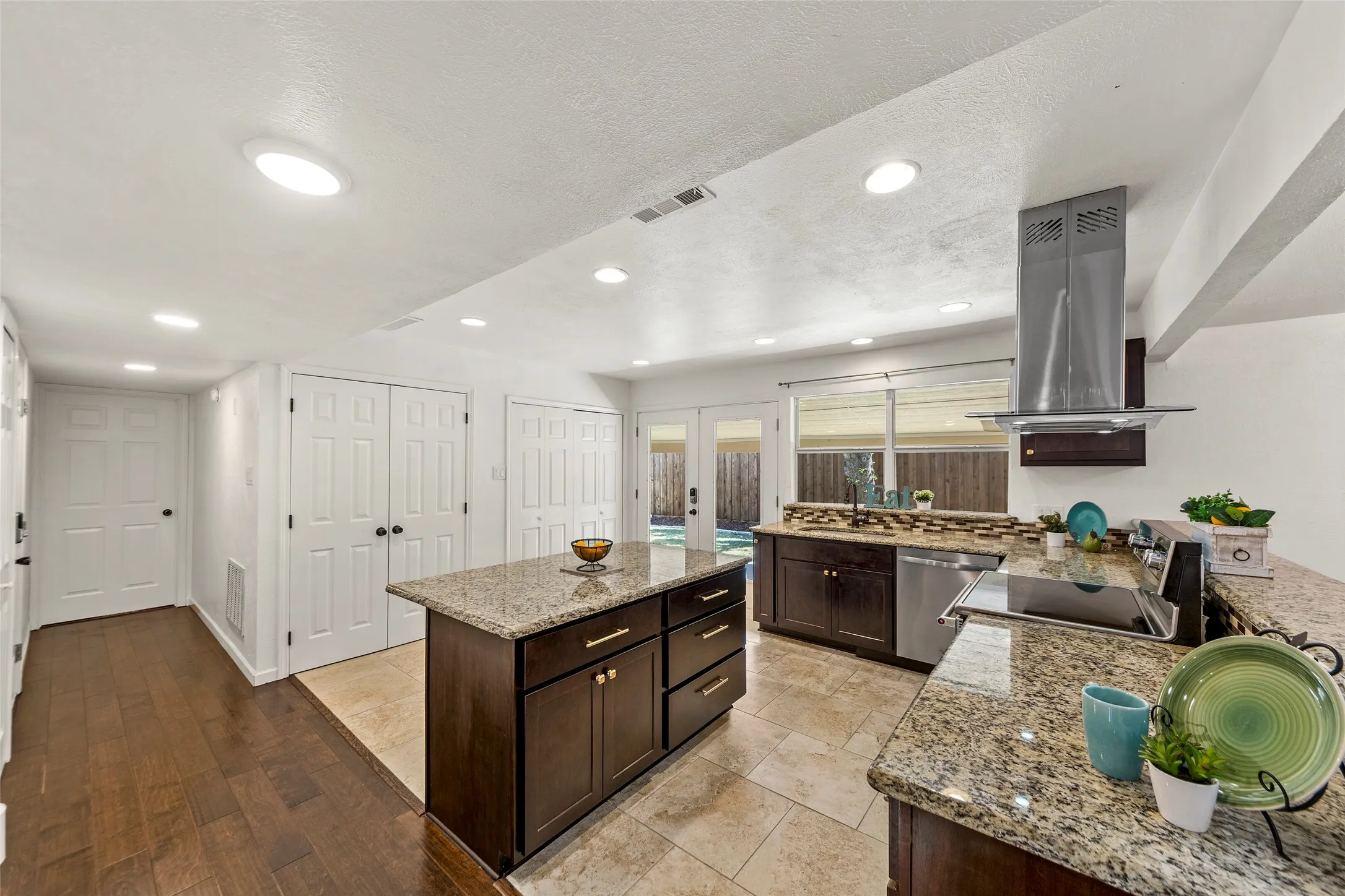 Single Family Residence For Sale in Denton County , 2017 Jennifer Court, Carrollton, Texas 75007, 3 Bedroom, 2 Bathroom, 2 Garage spaces, 1,821 Sqft, built in 1974, mls#21346866, Real Estate Agent in Carrollton, Homes For Sale in Denton county, Homes For Sale in Carrollton, Realtor in Carrollton Texas, Real Estate Brokerage Independent Realty Texas, Luminita Cordes Realtor