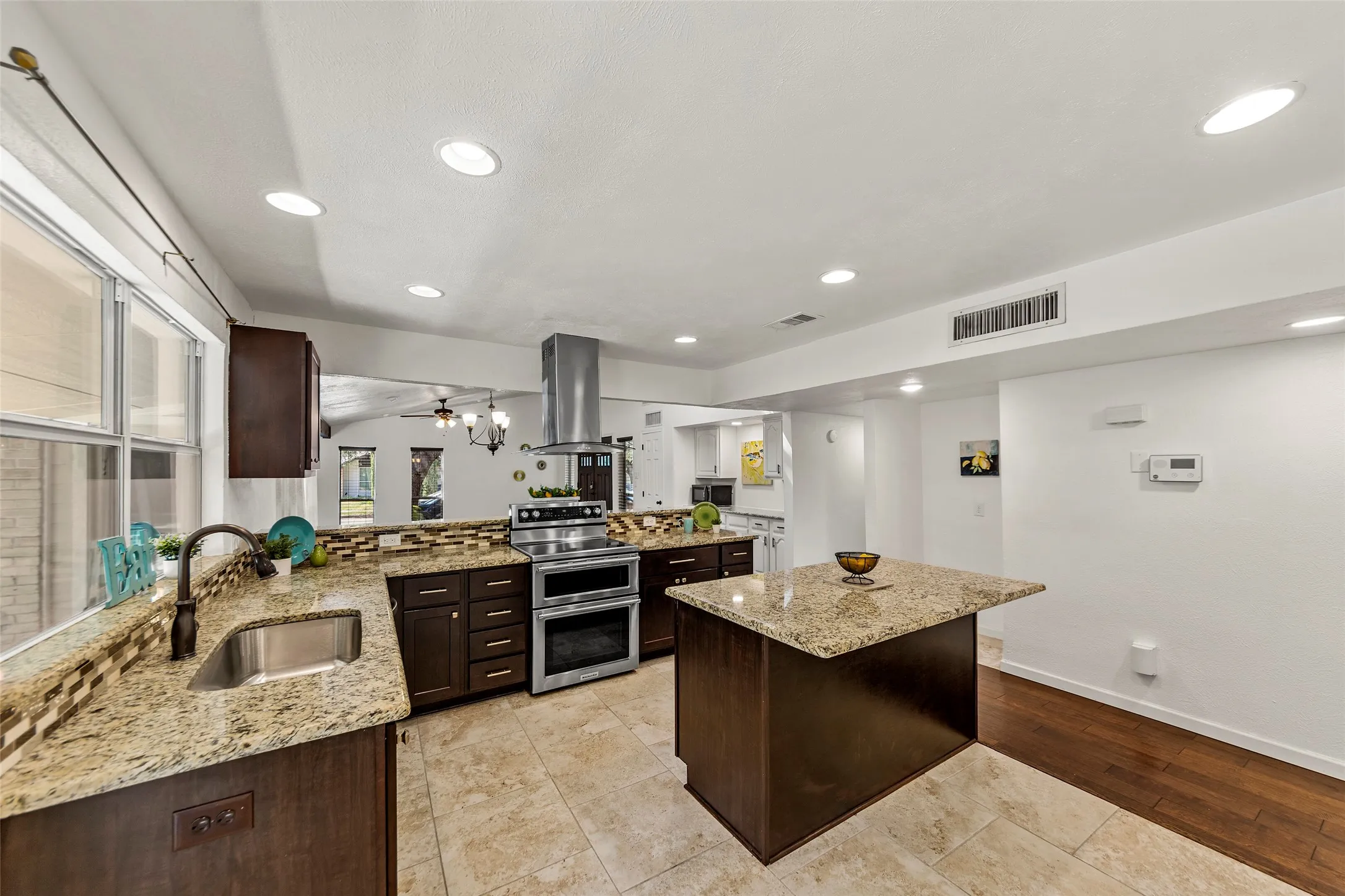 Single Family Residence For Sale in Denton County , 2017 Jennifer Court, Carrollton, Texas 75007, 3 Bedroom, 2 Bathroom, 2 Garage spaces, 1,821 Sqft, built in 1974, mls#21346866, Real Estate Agent in Carrollton, Homes For Sale in Denton county, Homes For Sale in Carrollton, Realtor in Carrollton Texas, Real Estate Brokerage Independent Realty Texas, Luminita Cordes Realtor