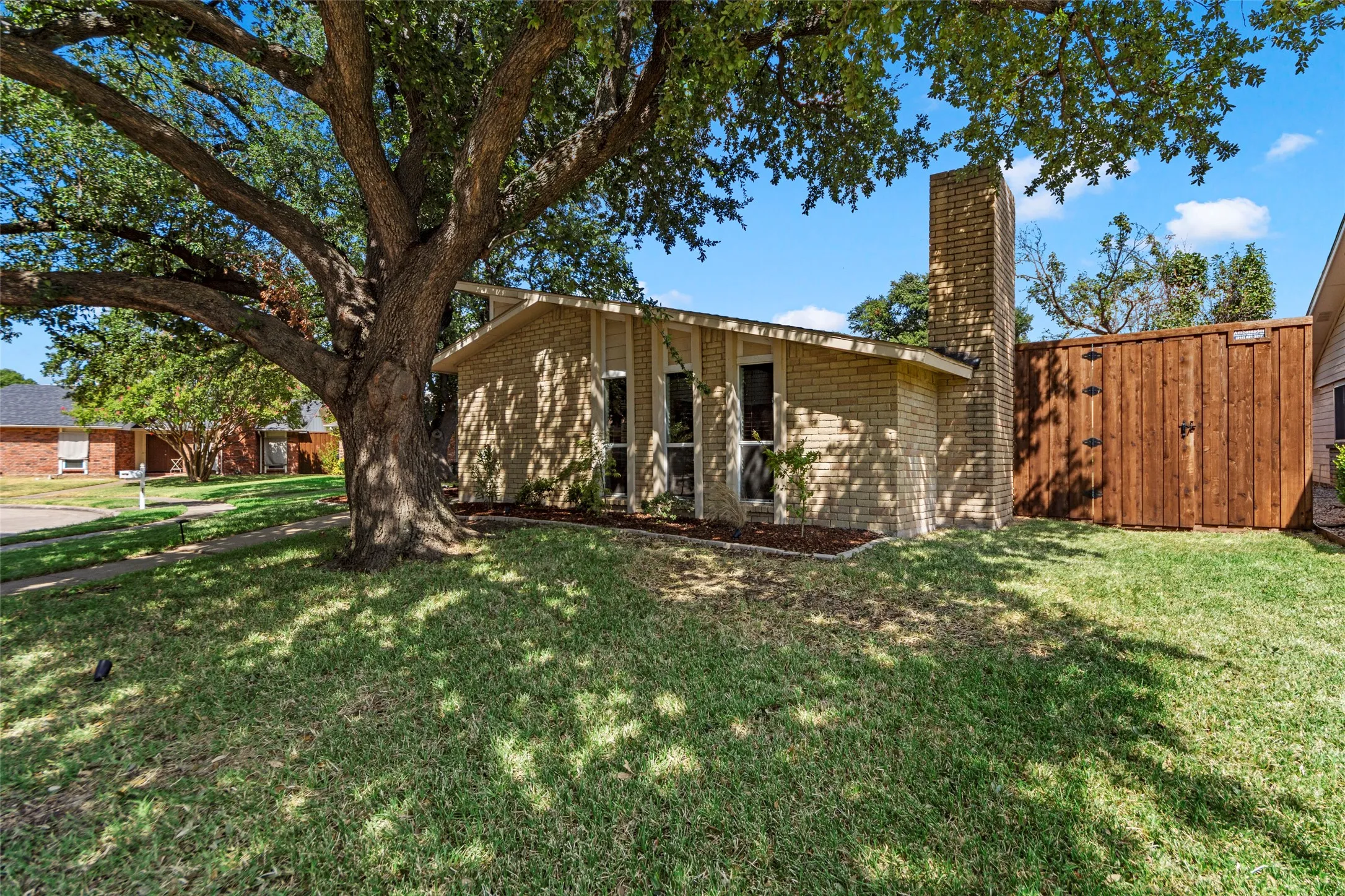 Single Family Residence For Sale in Denton County , 2017 Jennifer Court, Carrollton, Texas 75007, 3 Bedroom, 2 Bathroom, 2 Garage spaces, 1,821 Sqft, built in 1974, mls#21346866, Real Estate Agent in Carrollton, Homes For Sale in Denton county, Homes For Sale in Carrollton, Realtor in Carrollton Texas, Real Estate Brokerage Independent Realty Texas, Luminita Cordes Realtor