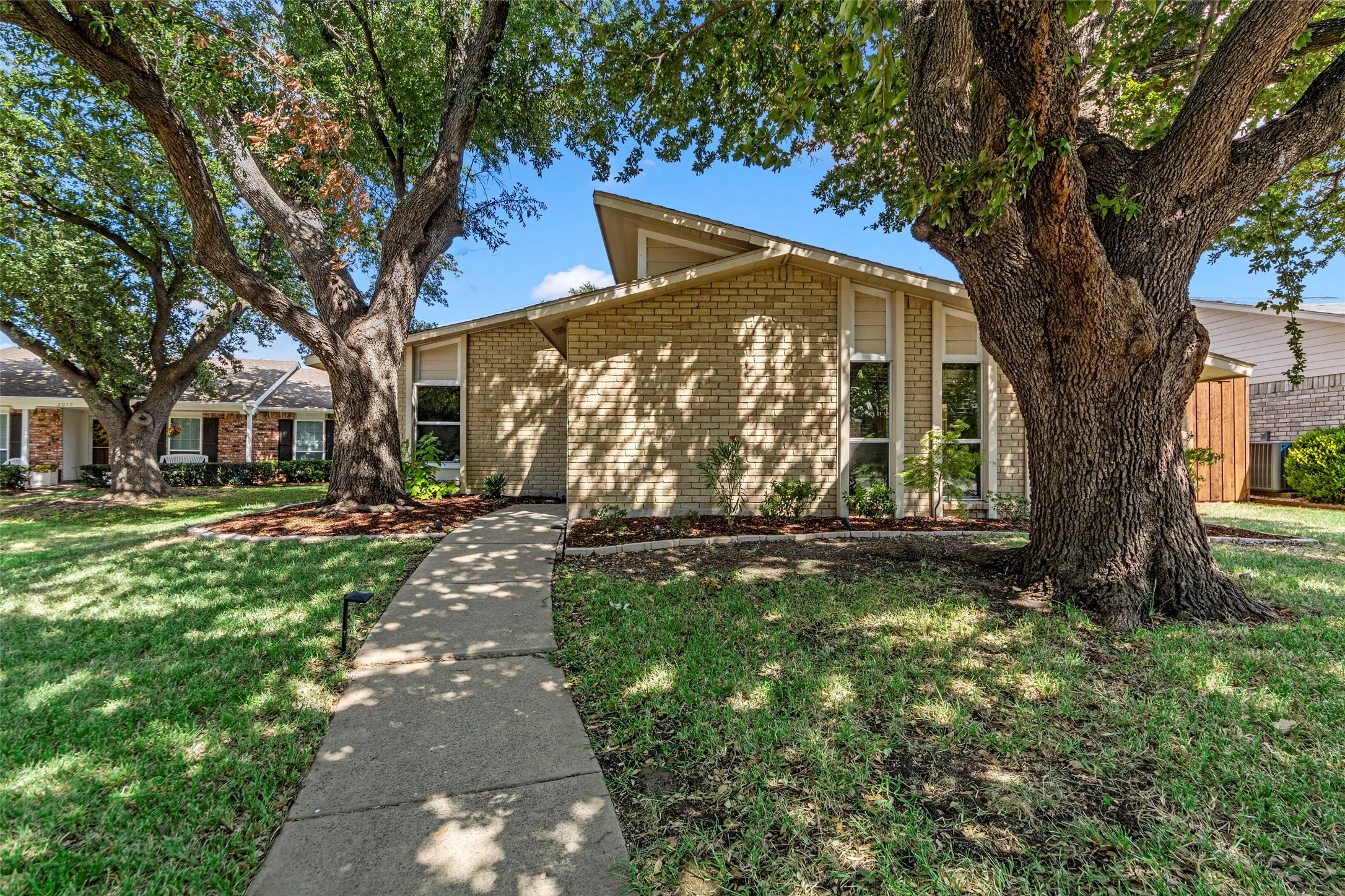Single Family Residence For Sale in Denton County , 2017 Jennifer Court, Carrollton, Texas 75007, 3 Bedroom, 2 Bathroom, 2 Garage spaces, 1,821 Sqft, built in 1974, mls#21346866, Real Estate Agent in Carrollton, Homes For Sale in Denton county, Homes For Sale in Carrollton, Realtor in Carrollton Texas, Real Estate Brokerage Independent Realty Texas, Luminita Cordes Realtor