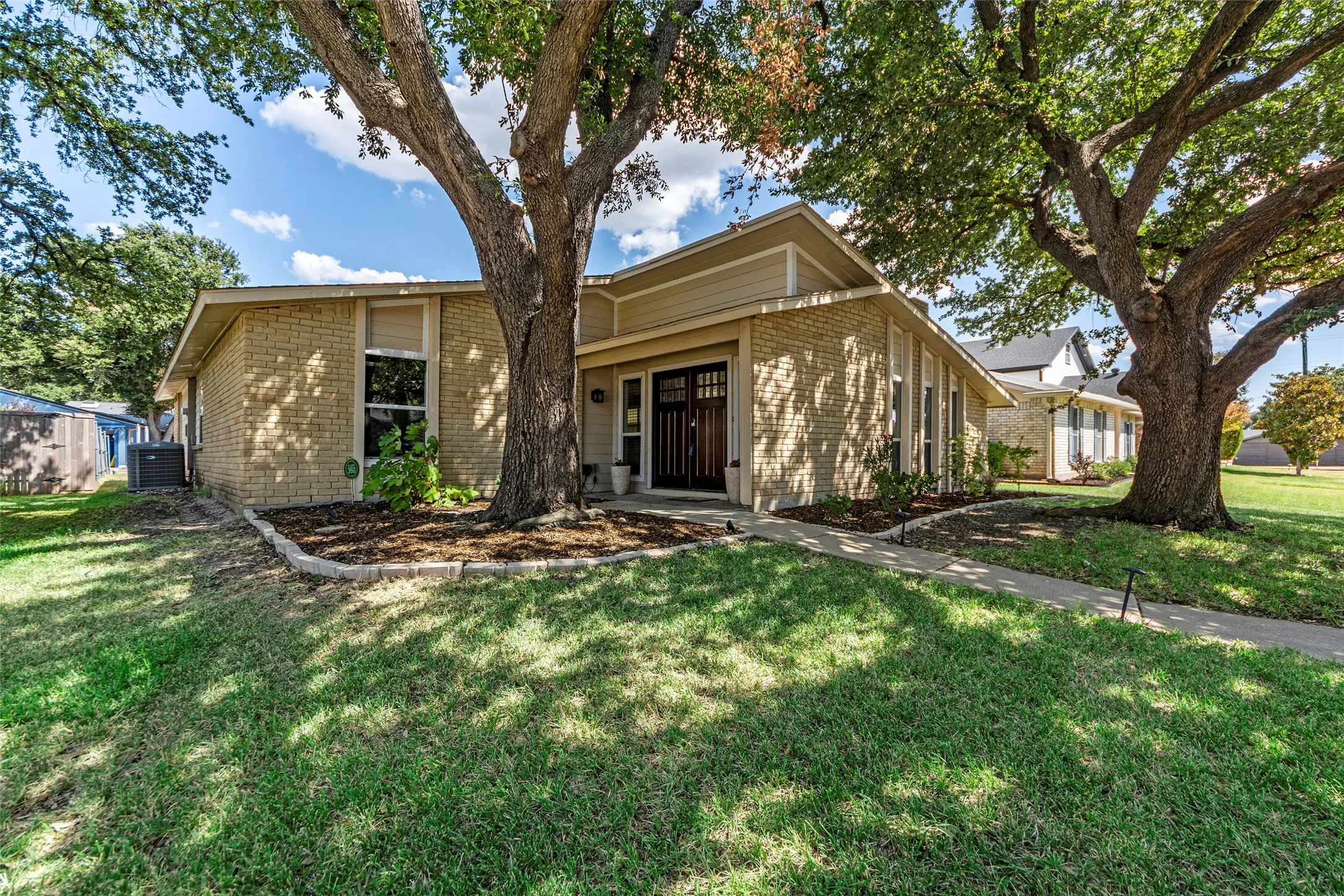 Single Family Residence For Sale in Denton County , 2017 Jennifer Court, Carrollton, Texas 75007, 3 Bedroom, 2 Bathroom, 2 Garage spaces, 1,821 Sqft, built in 1974, mls#21346866, Real Estate Agent in Carrollton, Homes For Sale in Denton county, Homes For Sale in Carrollton, Realtor in Carrollton Texas, Real Estate Brokerage Independent Realty Texas, Luminita Cordes Realtor
