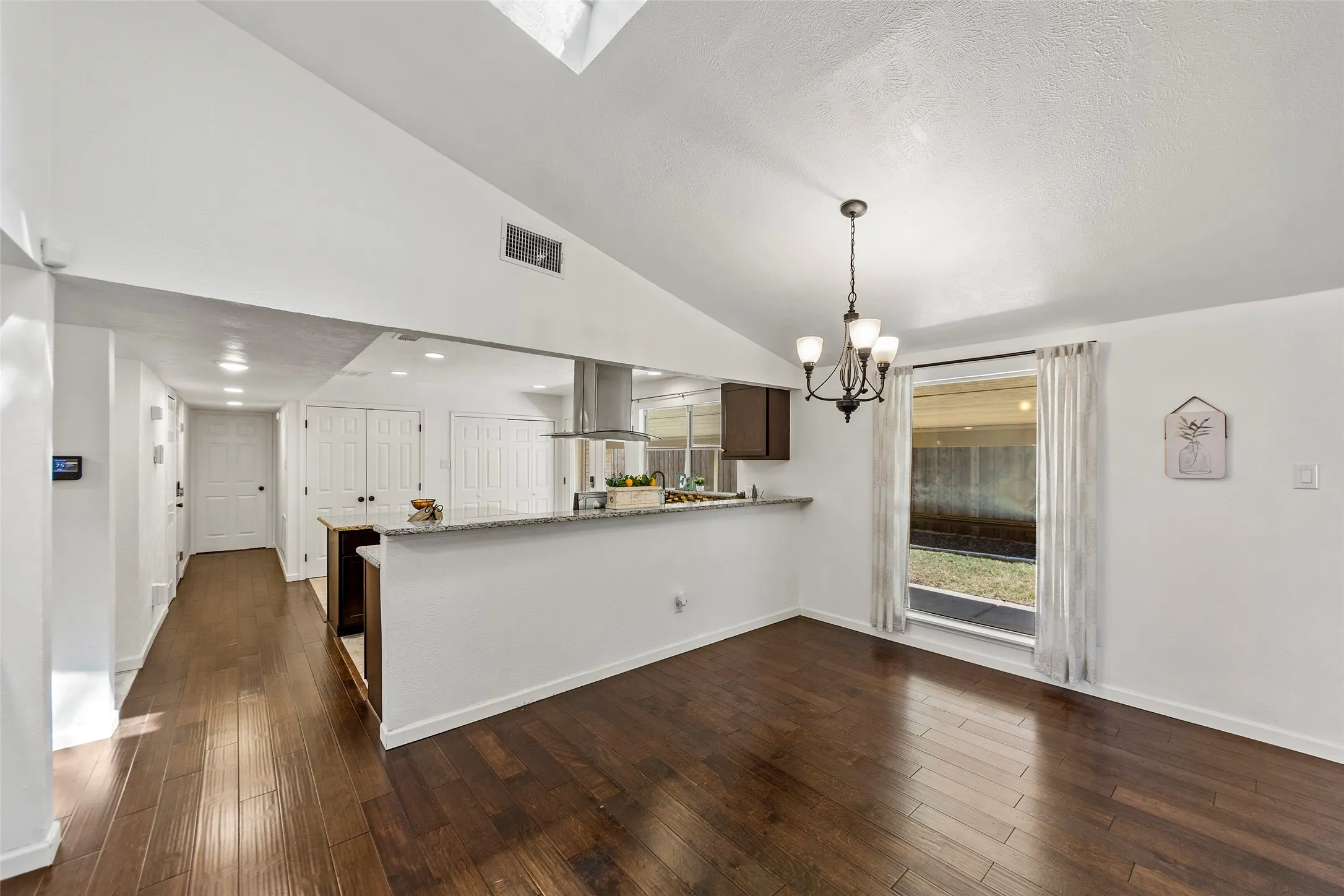 Single Family Residence For Sale in Denton County , 2017 Jennifer Court, Carrollton, Texas 75007, 3 Bedroom, 2 Bathroom, 2 Garage spaces, 1,821 Sqft, built in 1974, mls#21346866, Real Estate Agent in Carrollton, Homes For Sale in Denton county, Homes For Sale in Carrollton, Realtor in Carrollton Texas, Real Estate Brokerage Independent Realty Texas, Luminita Cordes Realtor