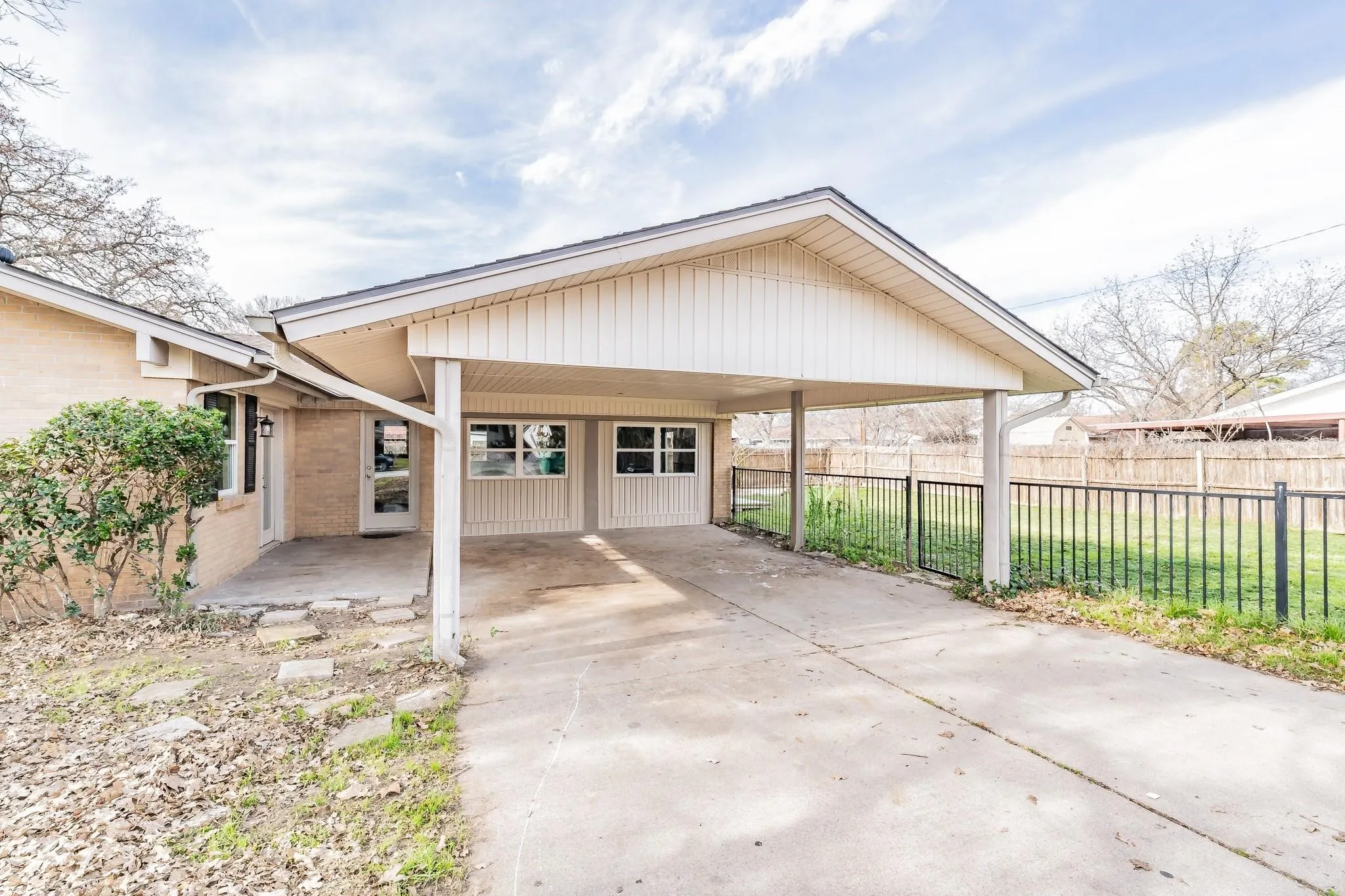 Single Family Residence For Sale in Wise County , 1721 Kay Avenue, Bridgeport, Texas 76426, 3 Bedroom, 2 Bathroom, Garage spaces, 1,627 Sqft, built in 1990, Price $299,950, mls#21353809, Real Estate Agent in Bridgeport, Homes For Sale in Wise county, Homes For Sale in Bridgeport, Realtor in Bridgeport Texas, Real Estate Brokerage Independent Realty Texas, Luminita Cordes Realtor