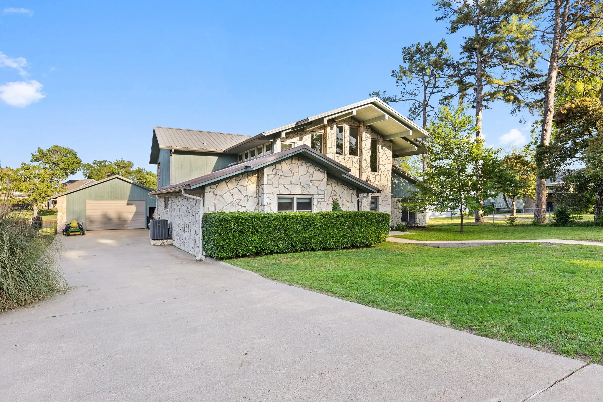 Single Family Residence For Sale in Henderson County , 1035 Holiday Circle, Seven Points, Texas 75143, 5 Bedroom, 4 Bathroom, 2 Garage spaces, 5,110 Sqft, built in 1985, Price $949,000, mls#21358806, Real Estate Agent in Seven Points, Homes For Sale in Henderson county, Homes For Sale in Seven Points, Realtor in Seven Points Texas, Real Estate Brokerage Independent Realty Texas, Luminita Cordes Realtor