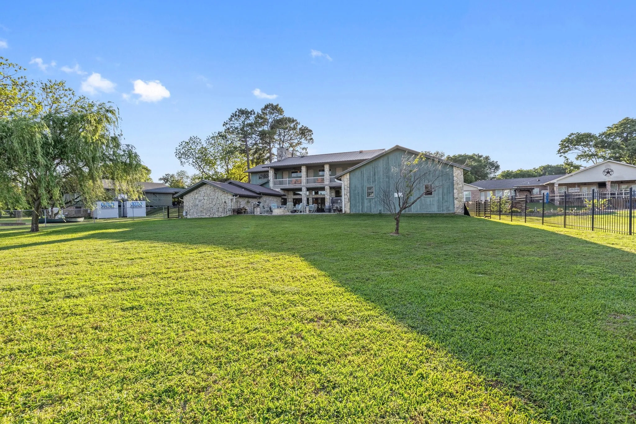 Single Family Residence For Sale in Henderson County , 1035 Holiday Circle, Seven Points, Texas 75143, 5 Bedroom, 4 Bathroom, 2 Garage spaces, 5,110 Sqft, built in 1985, Price $949,000, mls#21358806, Real Estate Agent in Seven Points, Homes For Sale in Henderson county, Homes For Sale in Seven Points, Realtor in Seven Points Texas, Real Estate Brokerage Independent Realty Texas, Luminita Cordes Realtor