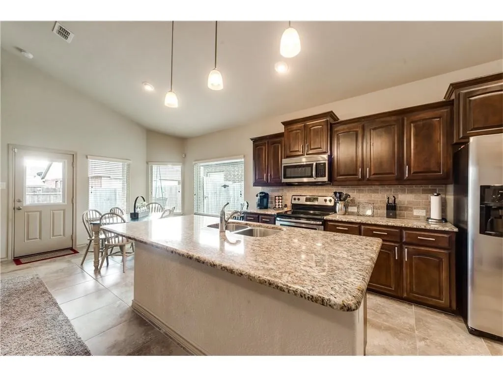 Single Family Residence For Rent in Tarrant County , 313 Delgany Trail, Fort Worth, Texas 76052, 4 Bedroom, 2 Bathroom, 2 Garage spaces, 1,793 Sqft, built in 2015, mls#21358786, Real Estate Agent in Fort Worth, Homes For Rent in Tarrant county, Homes For Rent in Fort Worth, Realtor in Fort Worth Texas, Real Estate Brokerage Independent Realty Texas, Luminita Cordes Realtor