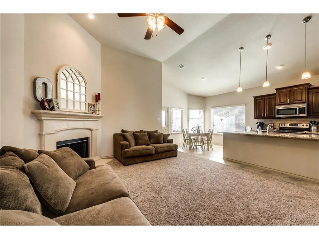 Single Family Residence For Rent in Tarrant County , 313 Delgany Trail, Fort Worth, Texas 76052, 4 Bedroom, 2 Bathroom, 2 Garage spaces, 1,793 Sqft, built in 2015, mls#21358786, Real Estate Agent in Fort Worth, Homes For Rent in Tarrant county, Homes For Rent in Fort Worth, Realtor in Fort Worth Texas, Real Estate Brokerage Independent Realty Texas, Luminita Cordes Realtor