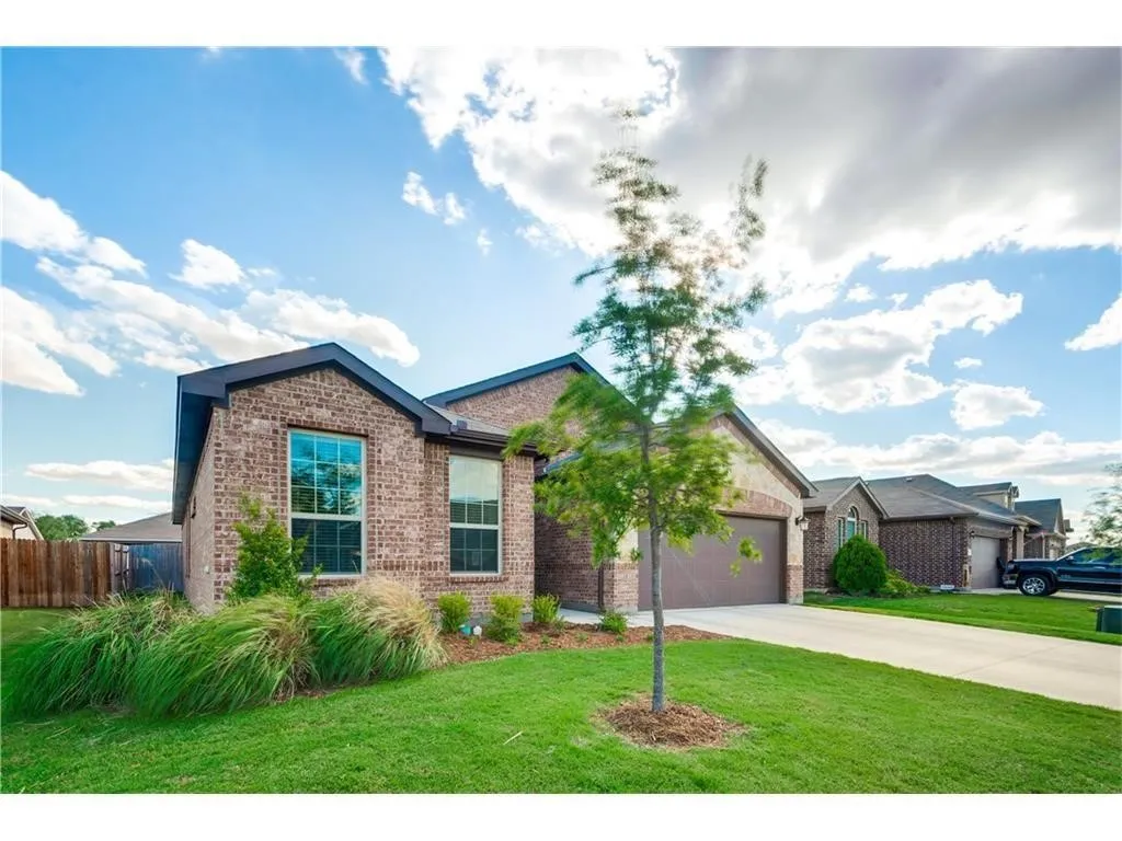 Single Family Residence For Rent in Tarrant County , 313 Delgany Trail, Fort Worth, Texas 76052, 4 Bedroom, 2 Bathroom, 2 Garage spaces, 1,793 Sqft, built in 2015, mls#21358786, Real Estate Agent in Fort Worth, Homes For Rent in Tarrant county, Homes For Rent in Fort Worth, Realtor in Fort Worth Texas, Real Estate Brokerage Independent Realty Texas, Luminita Cordes Realtor