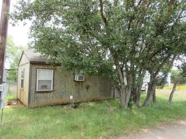 Mobile Home For Sale in Brown County , 3210 Captains Cove, May, Texas 76857, 3 Bedroom, 1 Bathroom, Garage spaces, 924 Sqft, built in 2009, Price $24,900, mls#21358900, Real Estate Agent in May, Homes For Sale in Brown county, Homes For Sale in May, Realtor in May Texas, Real Estate Brokerage Independent Realty Texas, Luminita Cordes Realtor