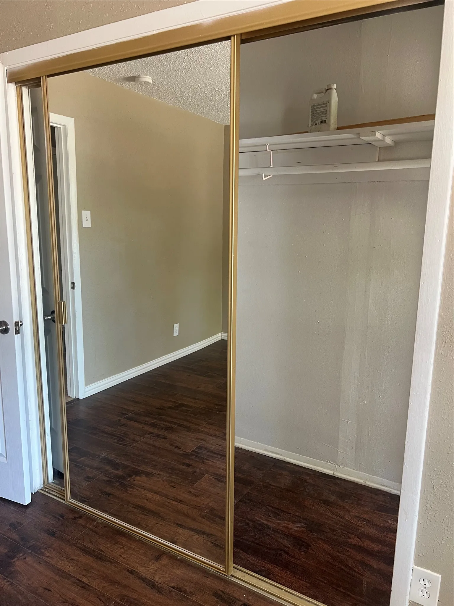 Single Family Residence For Sale in Dallas County , 5809 Trio Lane, Dallas, Texas 75241, 4 Bedroom, 2 Bathroom, Garage spaces, 1,299 Sqft, built in 1959, mls#21358888, Real Estate Agent in Dallas, Homes For Sale in Dallas county, Homes For Sale in Dallas, Realtor in Dallas Texas, Real Estate Brokerage Independent Realty Texas, Luminita Cordes Realtor