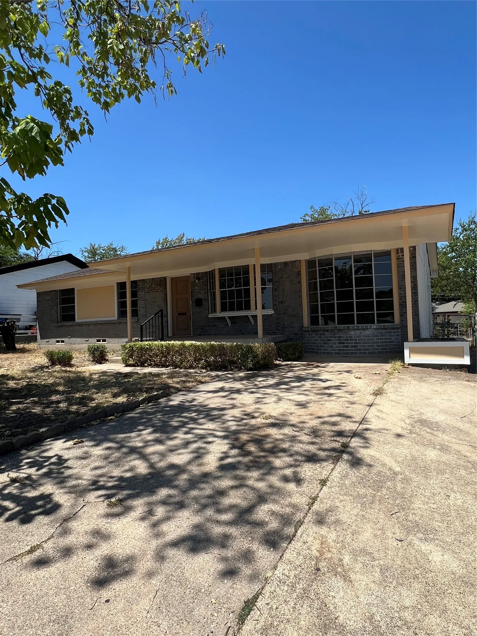 Single Family Residence For Sale in Dallas County , 5809 Trio Lane, Dallas, Texas 75241, 4 Bedroom, 2 Bathroom, Garage spaces, 1,299 Sqft, built in 1959, mls#21358888, Real Estate Agent in Dallas, Homes For Sale in Dallas county, Homes For Sale in Dallas, Realtor in Dallas Texas, Real Estate Brokerage Independent Realty Texas, Luminita Cordes Realtor