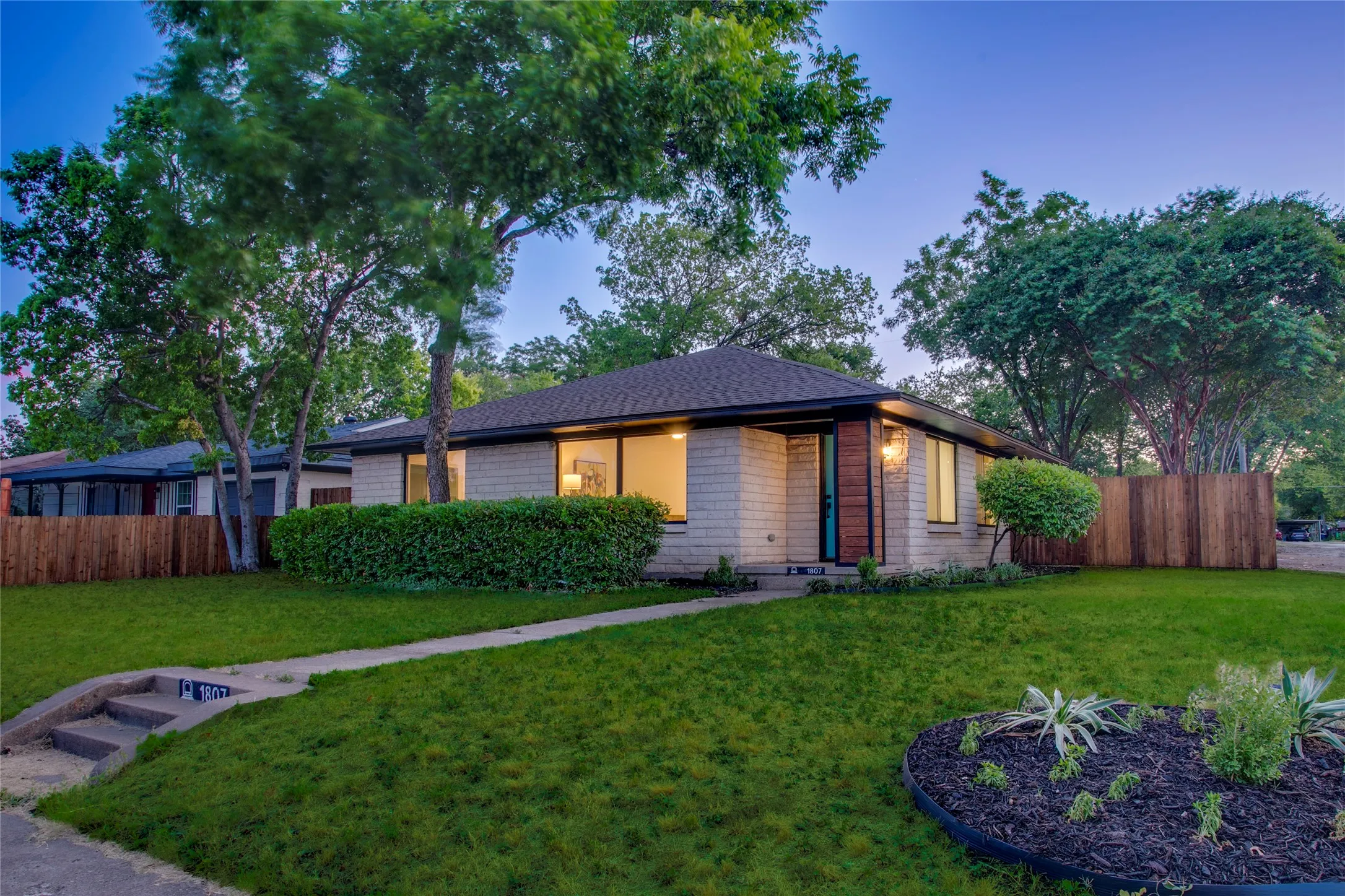 Single Family Residence For Sale in Dallas County , 1807 S Vernon Avenue, Dallas, Texas 75224, 4 Bedroom, 2 Bathroom, 2 Garage spaces, 2,037 Sqft, built in 1950, mls#21355673, Real Estate Agent in Dallas, Homes For Sale in Dallas county, Homes For Sale in Dallas, Realtor in Dallas Texas, Real Estate Brokerage Independent Realty Texas, Luminita Cordes Realtor