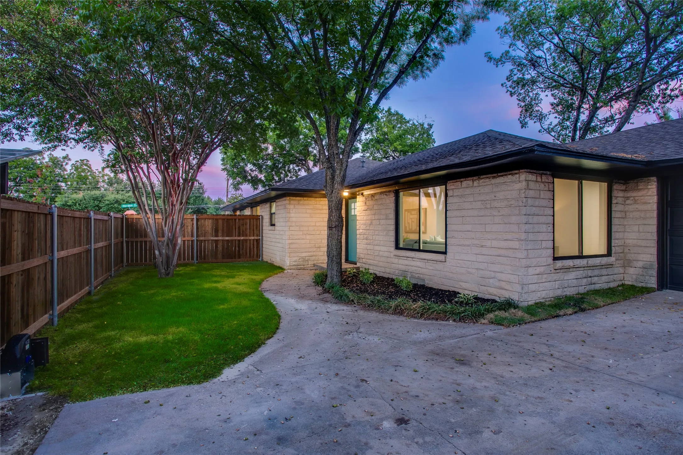 Single Family Residence For Sale in Dallas County , 1807 S Vernon Avenue, Dallas, Texas 75224, 4 Bedroom, 2 Bathroom, 2 Garage spaces, 2,037 Sqft, built in 1950, mls#21355673, Real Estate Agent in Dallas, Homes For Sale in Dallas county, Homes For Sale in Dallas, Realtor in Dallas Texas, Real Estate Brokerage Independent Realty Texas, Luminita Cordes Realtor
