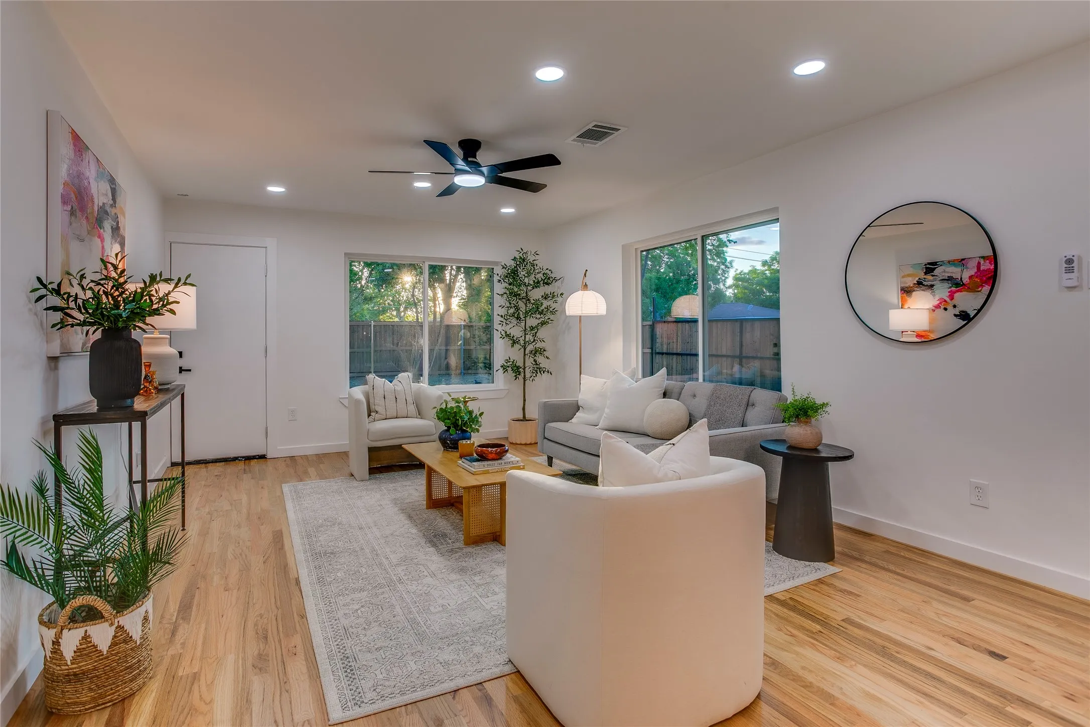 Single Family Residence For Sale in Dallas County , 1807 S Vernon Avenue, Dallas, Texas 75224, 4 Bedroom, 2 Bathroom, 2 Garage spaces, 2,037 Sqft, built in 1950, mls#21355673, Real Estate Agent in Dallas, Homes For Sale in Dallas county, Homes For Sale in Dallas, Realtor in Dallas Texas, Real Estate Brokerage Independent Realty Texas, Luminita Cordes Realtor