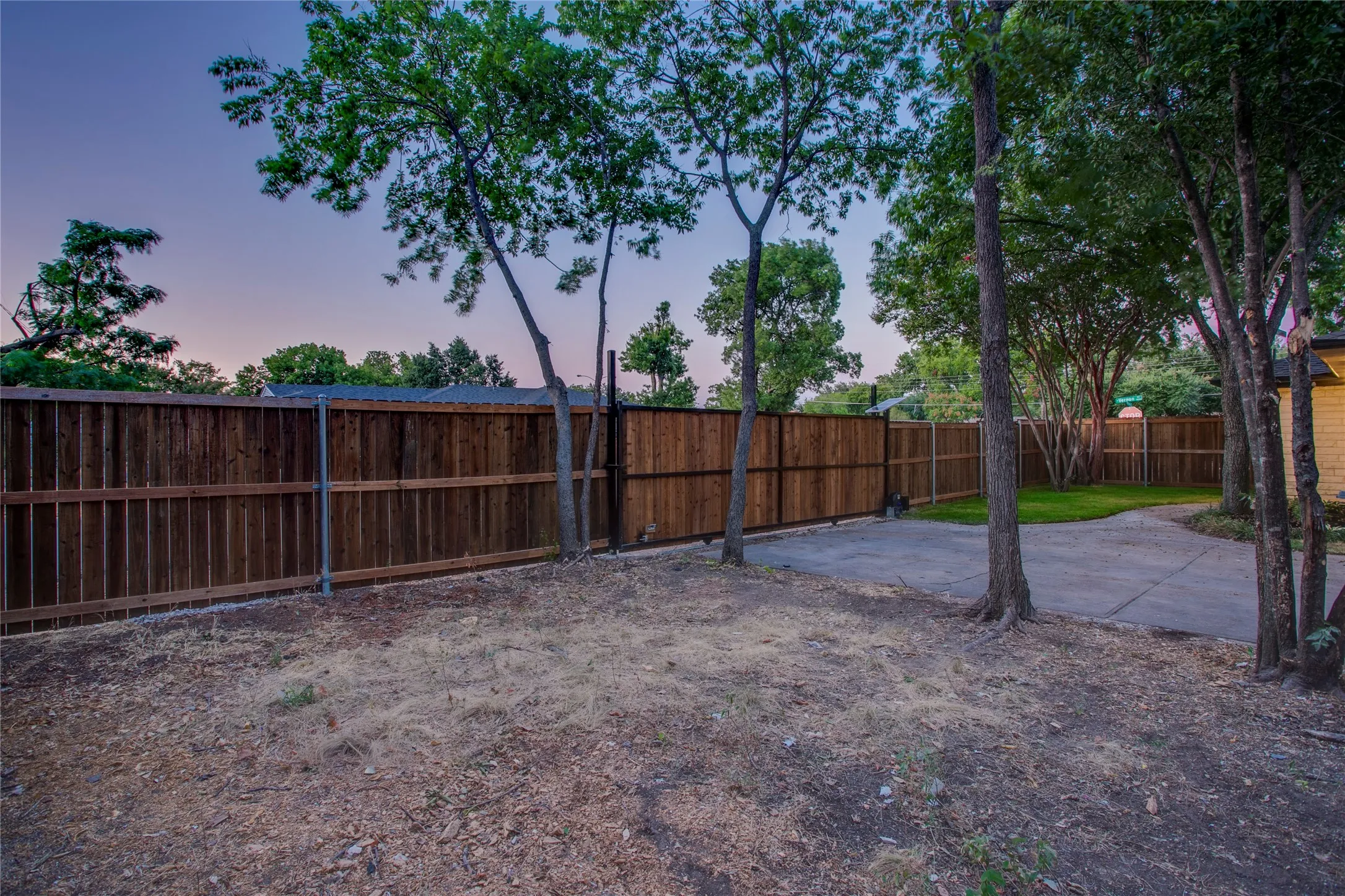 Single Family Residence For Sale in Dallas County , 1807 S Vernon Avenue, Dallas, Texas 75224, 4 Bedroom, 2 Bathroom, 2 Garage spaces, 2,037 Sqft, built in 1950, mls#21355673, Real Estate Agent in Dallas, Homes For Sale in Dallas county, Homes For Sale in Dallas, Realtor in Dallas Texas, Real Estate Brokerage Independent Realty Texas, Luminita Cordes Realtor