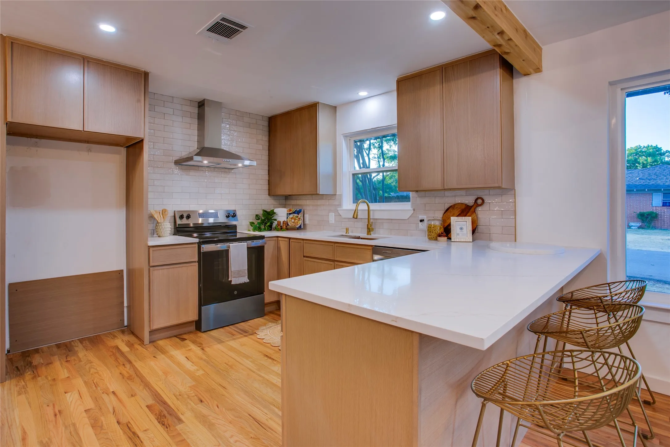 Single Family Residence For Sale in Dallas County , 1807 S Vernon Avenue, Dallas, Texas 75224, 4 Bedroom, 2 Bathroom, 2 Garage spaces, 2,037 Sqft, built in 1950, mls#21355673, Real Estate Agent in Dallas, Homes For Sale in Dallas county, Homes For Sale in Dallas, Realtor in Dallas Texas, Real Estate Brokerage Independent Realty Texas, Luminita Cordes Realtor