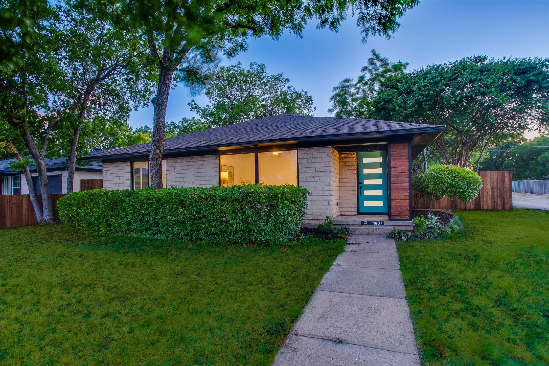 Single Family Residence For Sale in Dallas County , 1807 S Vernon Avenue, Dallas, Texas 75224, 4 Bedroom, 2 Bathroom, 2 Garage spaces, 2,037 Sqft, built in 1950, mls#21355673, Real Estate Agent in Dallas, Homes For Sale in Dallas county, Homes For Sale in Dallas, Realtor in Dallas Texas, Real Estate Brokerage Independent Realty Texas, Luminita Cordes Realtor
