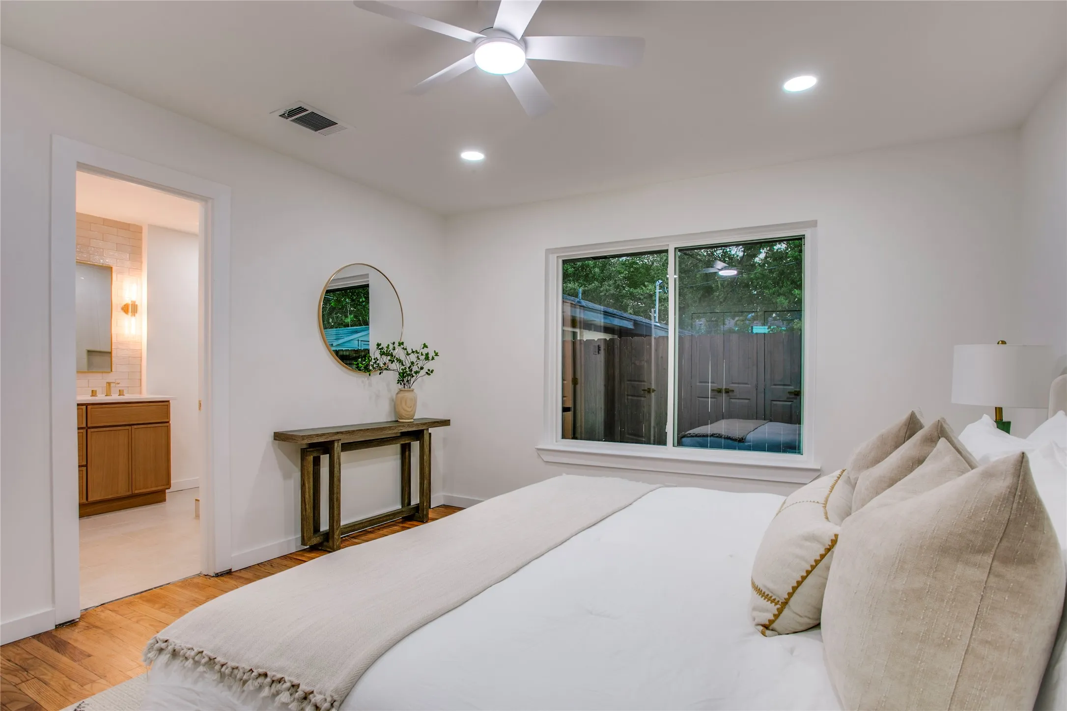 Single Family Residence For Sale in Dallas County , 1807 S Vernon Avenue, Dallas, Texas 75224, 4 Bedroom, 2 Bathroom, 2 Garage spaces, 2,037 Sqft, built in 1950, mls#21355673, Real Estate Agent in Dallas, Homes For Sale in Dallas county, Homes For Sale in Dallas, Realtor in Dallas Texas, Real Estate Brokerage Independent Realty Texas, Luminita Cordes Realtor