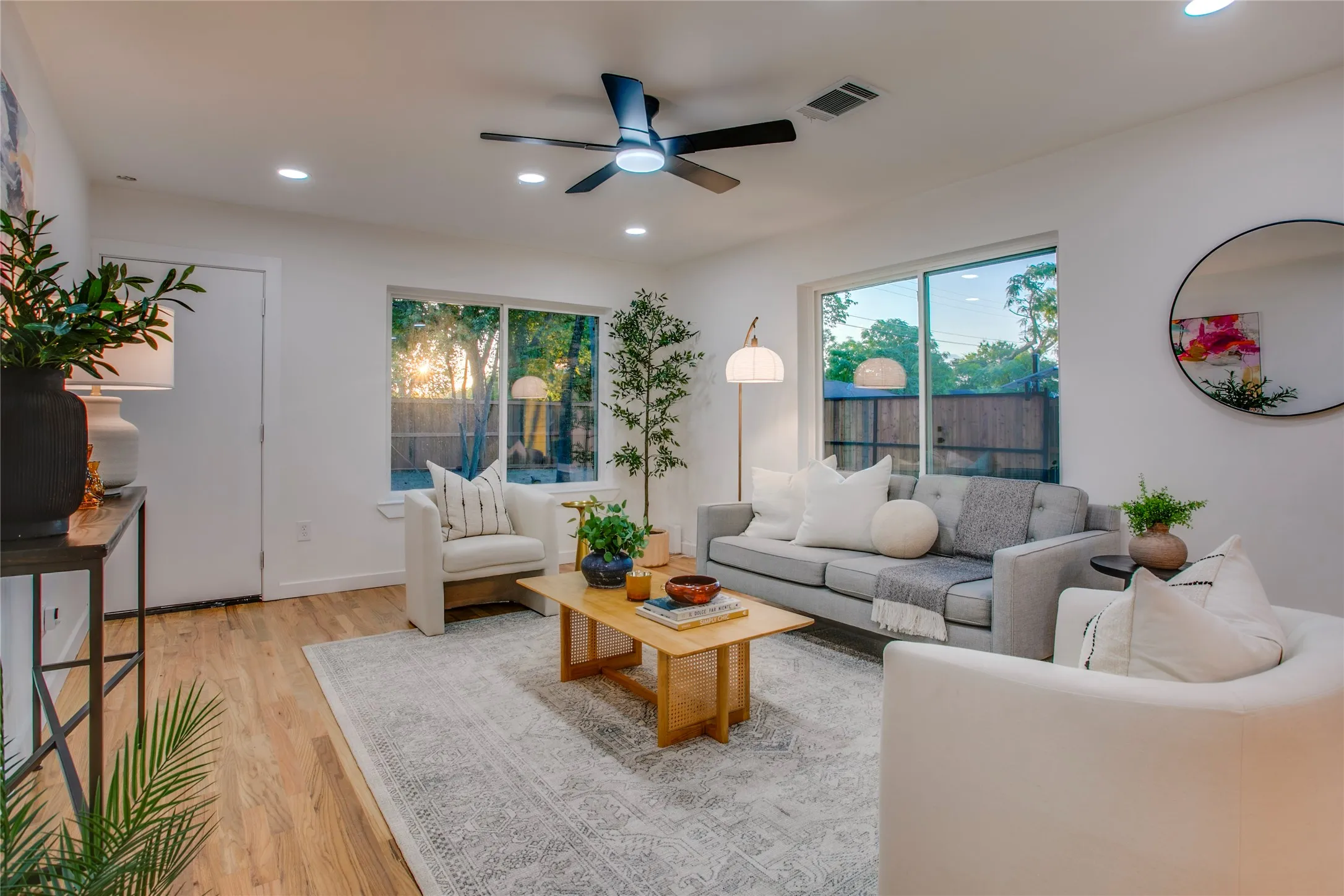 Single Family Residence For Sale in Dallas County , 1807 S Vernon Avenue, Dallas, Texas 75224, 4 Bedroom, 2 Bathroom, 2 Garage spaces, 2,037 Sqft, built in 1950, mls#21355673, Real Estate Agent in Dallas, Homes For Sale in Dallas county, Homes For Sale in Dallas, Realtor in Dallas Texas, Real Estate Brokerage Independent Realty Texas, Luminita Cordes Realtor