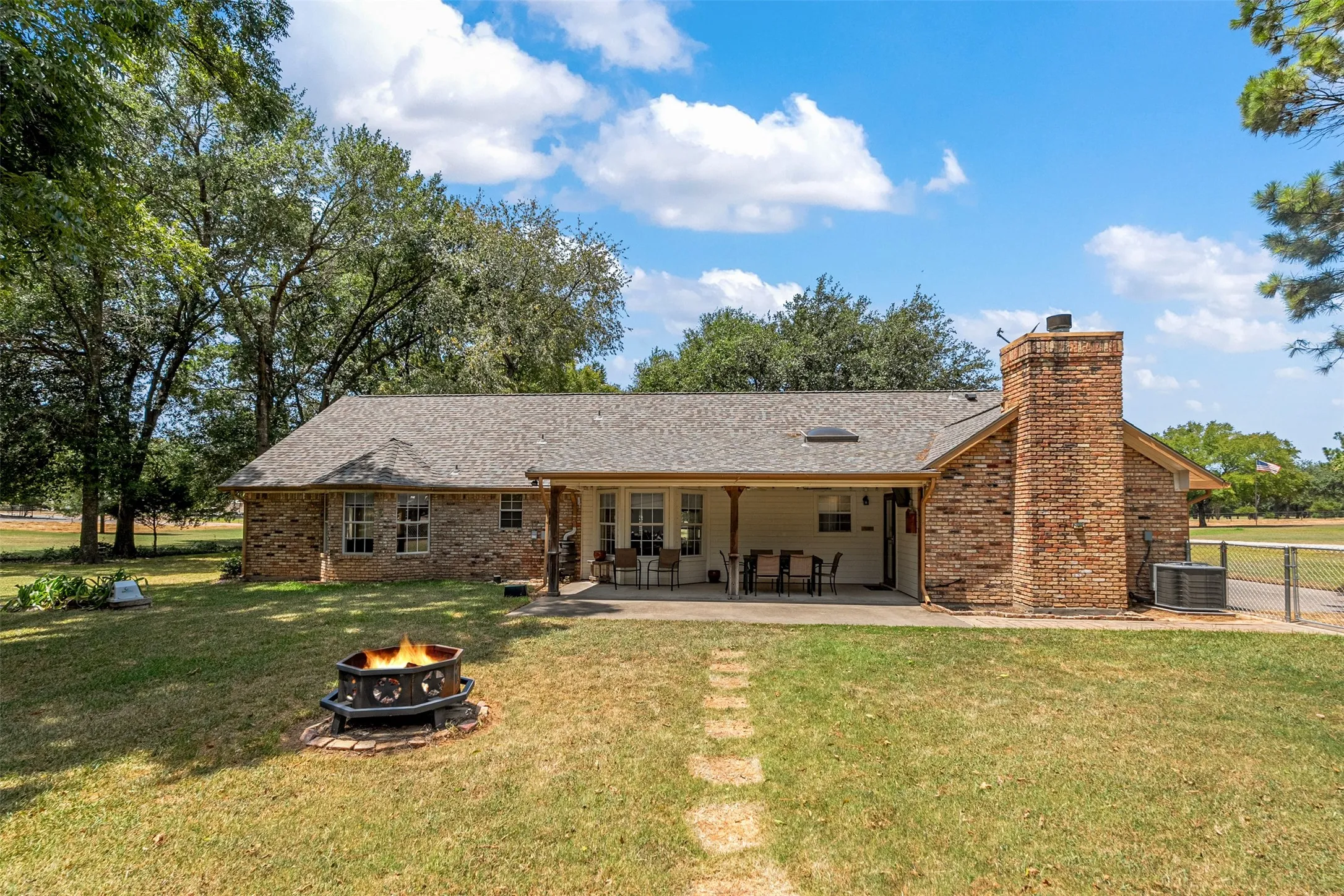 Single Family Residence For Sale in Kaufman County , 17325 County Road 4067, Kemp, Texas 75143, 3 Bedroom, 3 Bathroom, 2 Garage spaces, 1,997 Sqft, built in 1996, mls#21358808, Real Estate Agent in Kemp, Homes For Sale in Kaufman county, Homes For Sale in Kemp, Realtor in Kemp Texas, Real Estate Brokerage Independent Realty Texas, Luminita Cordes Realtor
