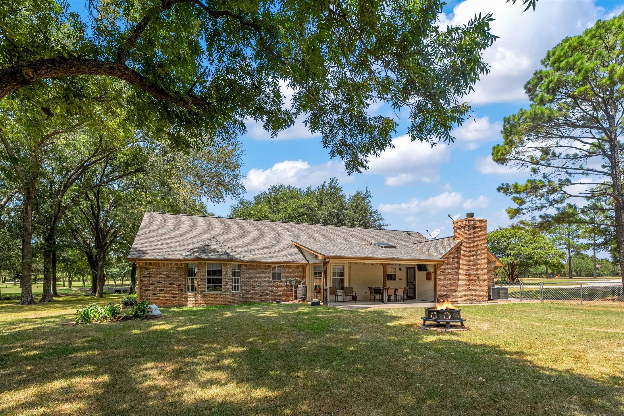 Single Family Residence For Sale in Kaufman County , 17325 County Road 4067, Kemp, Texas 75143, 3 Bedroom, 3 Bathroom, 2 Garage spaces, 1,997 Sqft, built in 1996, mls#21358808, Real Estate Agent in Kemp, Homes For Sale in Kaufman county, Homes For Sale in Kemp, Realtor in Kemp Texas, Real Estate Brokerage Independent Realty Texas, Luminita Cordes Realtor