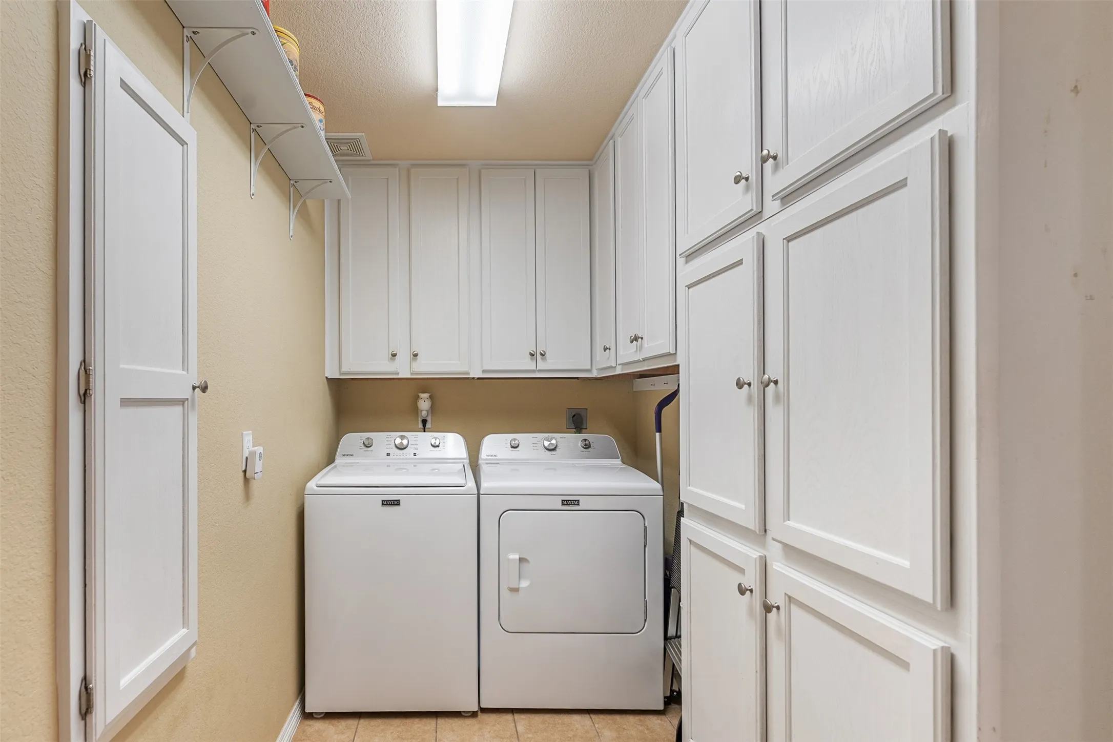 Single Family Residence For Sale in Kaufman County , 17325 County Road 4067, Kemp, Texas 75143, 3 Bedroom, 3 Bathroom, 2 Garage spaces, 1,997 Sqft, built in 1996, mls#21358808, Real Estate Agent in Kemp, Homes For Sale in Kaufman county, Homes For Sale in Kemp, Realtor in Kemp Texas, Real Estate Brokerage Independent Realty Texas, Luminita Cordes Realtor