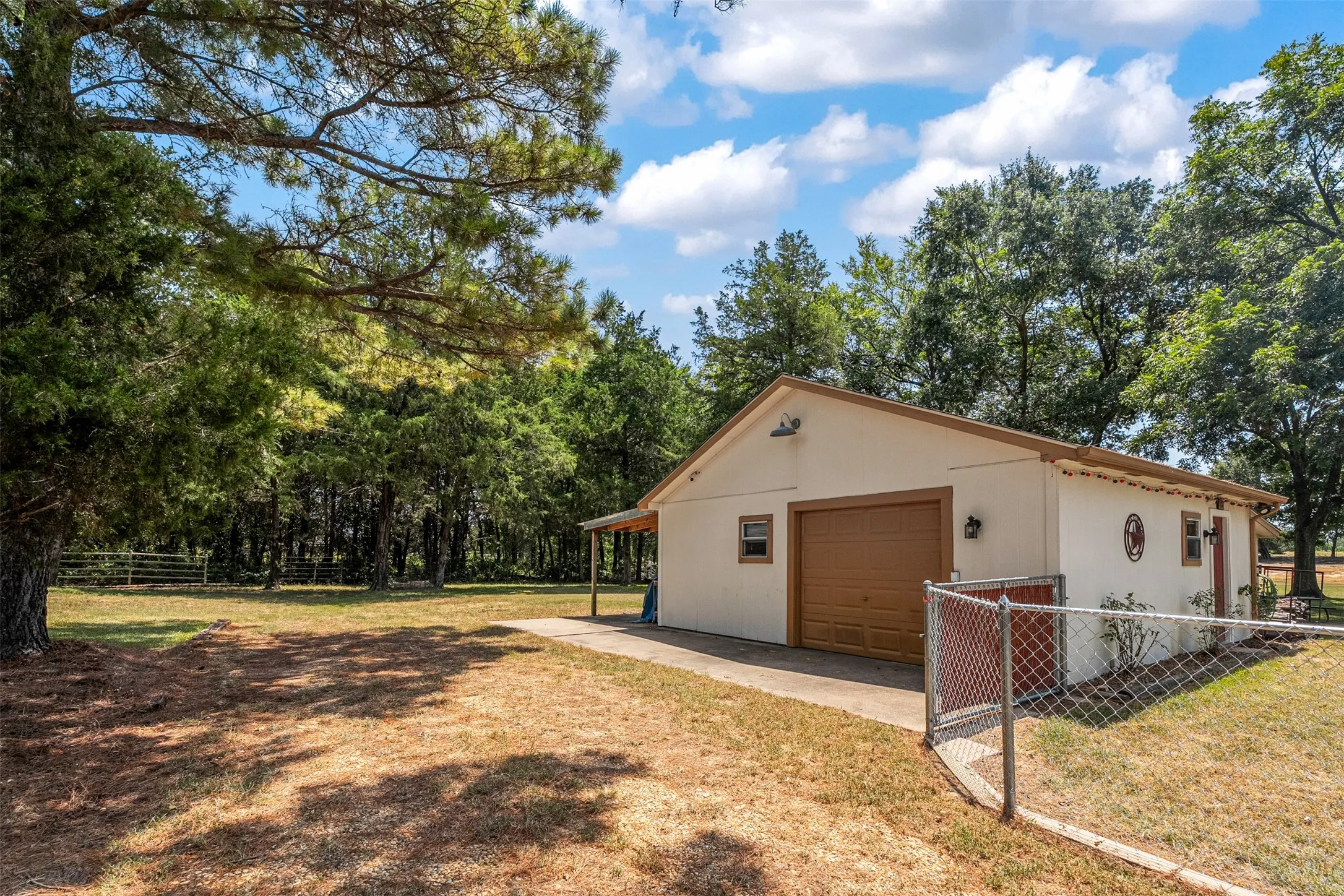 Single Family Residence For Sale in Kaufman County , 17325 County Road 4067, Kemp, Texas 75143, 3 Bedroom, 3 Bathroom, 2 Garage spaces, 1,997 Sqft, built in 1996, mls#21358808, Real Estate Agent in Kemp, Homes For Sale in Kaufman county, Homes For Sale in Kemp, Realtor in Kemp Texas, Real Estate Brokerage Independent Realty Texas, Luminita Cordes Realtor