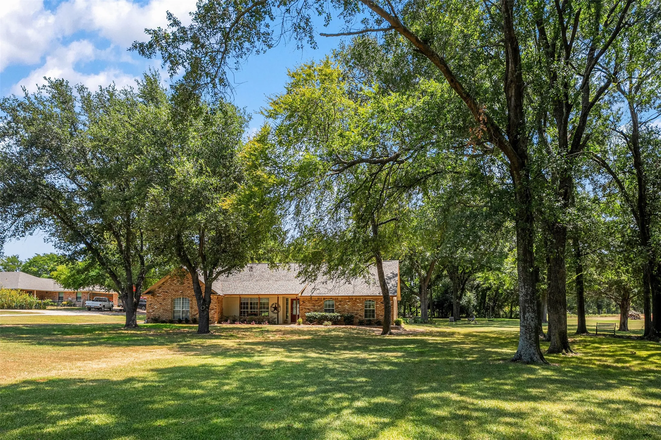 Single Family Residence For Sale in Kaufman County , 17325 County Road 4067, Kemp, Texas 75143, 3 Bedroom, 3 Bathroom, 2 Garage spaces, 1,997 Sqft, built in 1996, mls#21358808, Real Estate Agent in Kemp, Homes For Sale in Kaufman county, Homes For Sale in Kemp, Realtor in Kemp Texas, Real Estate Brokerage Independent Realty Texas, Luminita Cordes Realtor