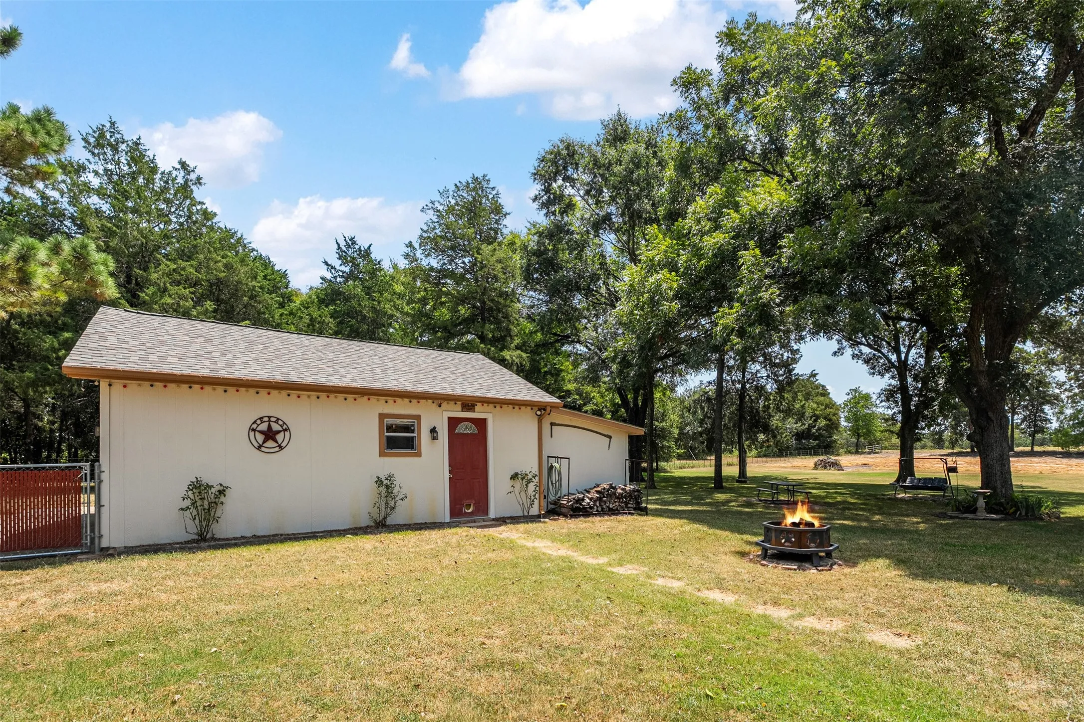 Single Family Residence For Sale in Kaufman County , 17325 County Road 4067, Kemp, Texas 75143, 3 Bedroom, 3 Bathroom, 2 Garage spaces, 1,997 Sqft, built in 1996, mls#21358808, Real Estate Agent in Kemp, Homes For Sale in Kaufman county, Homes For Sale in Kemp, Realtor in Kemp Texas, Real Estate Brokerage Independent Realty Texas, Luminita Cordes Realtor