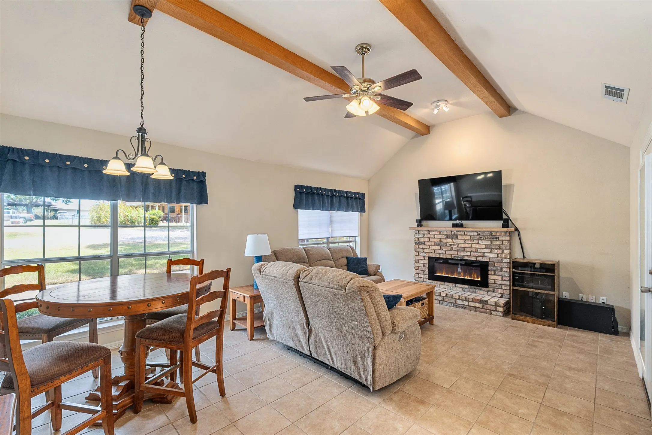 Single Family Residence For Sale in Kaufman County , 17325 County Road 4067, Kemp, Texas 75143, 3 Bedroom, 3 Bathroom, 2 Garage spaces, 1,997 Sqft, built in 1996, mls#21358808, Real Estate Agent in Kemp, Homes For Sale in Kaufman county, Homes For Sale in Kemp, Realtor in Kemp Texas, Real Estate Brokerage Independent Realty Texas, Luminita Cordes Realtor