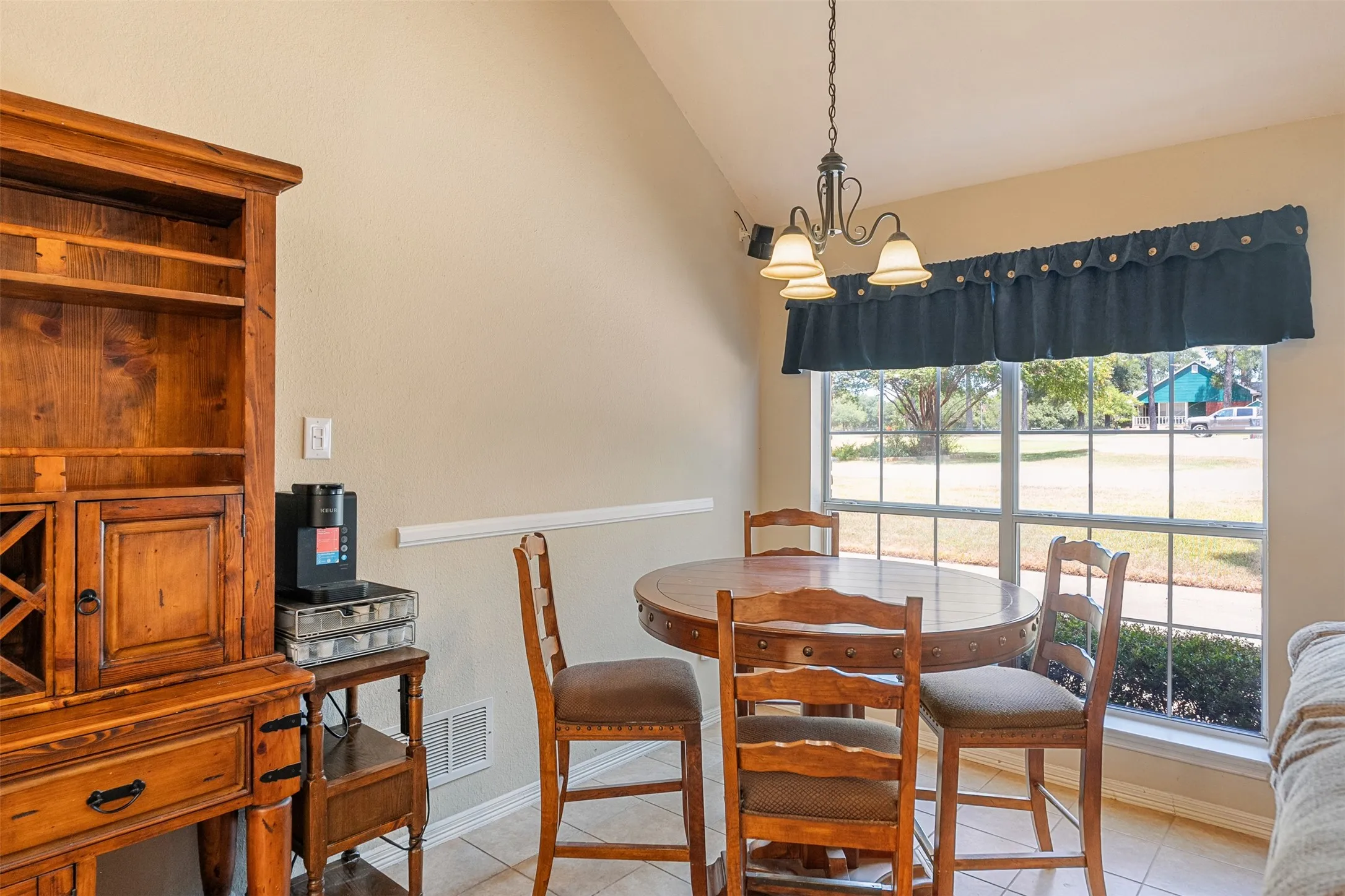 Single Family Residence For Sale in Kaufman County , 17325 County Road 4067, Kemp, Texas 75143, 3 Bedroom, 3 Bathroom, 2 Garage spaces, 1,997 Sqft, built in 1996, mls#21358808, Real Estate Agent in Kemp, Homes For Sale in Kaufman county, Homes For Sale in Kemp, Realtor in Kemp Texas, Real Estate Brokerage Independent Realty Texas, Luminita Cordes Realtor